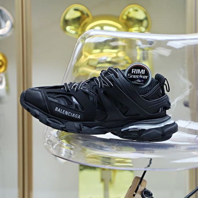 Balenciaga all sizes still in stock! Please contact customer service on iMessage/WhatsApp to purchase! BLGA Track(LED)