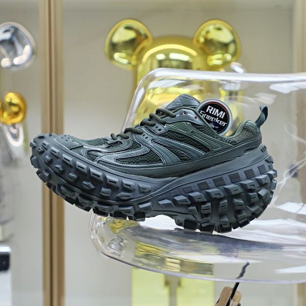 Balenciaga all sizes still in stock! Please contact customer service on iMessage/WhatsApp to purchase! BLGA Defender