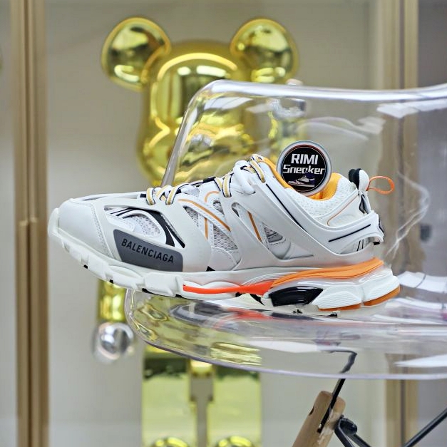 Balenciaga all sizes still in stock! Please contact customer service on iMessage/WhatsApp to purchase! BLGA Track(LED)