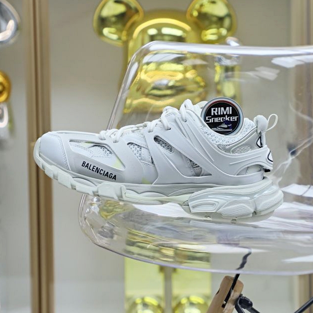 Balenciaga all sizes still in stock! Please contact customer service on iMessage/WhatsApp to purchase! BLGA Track(LED)