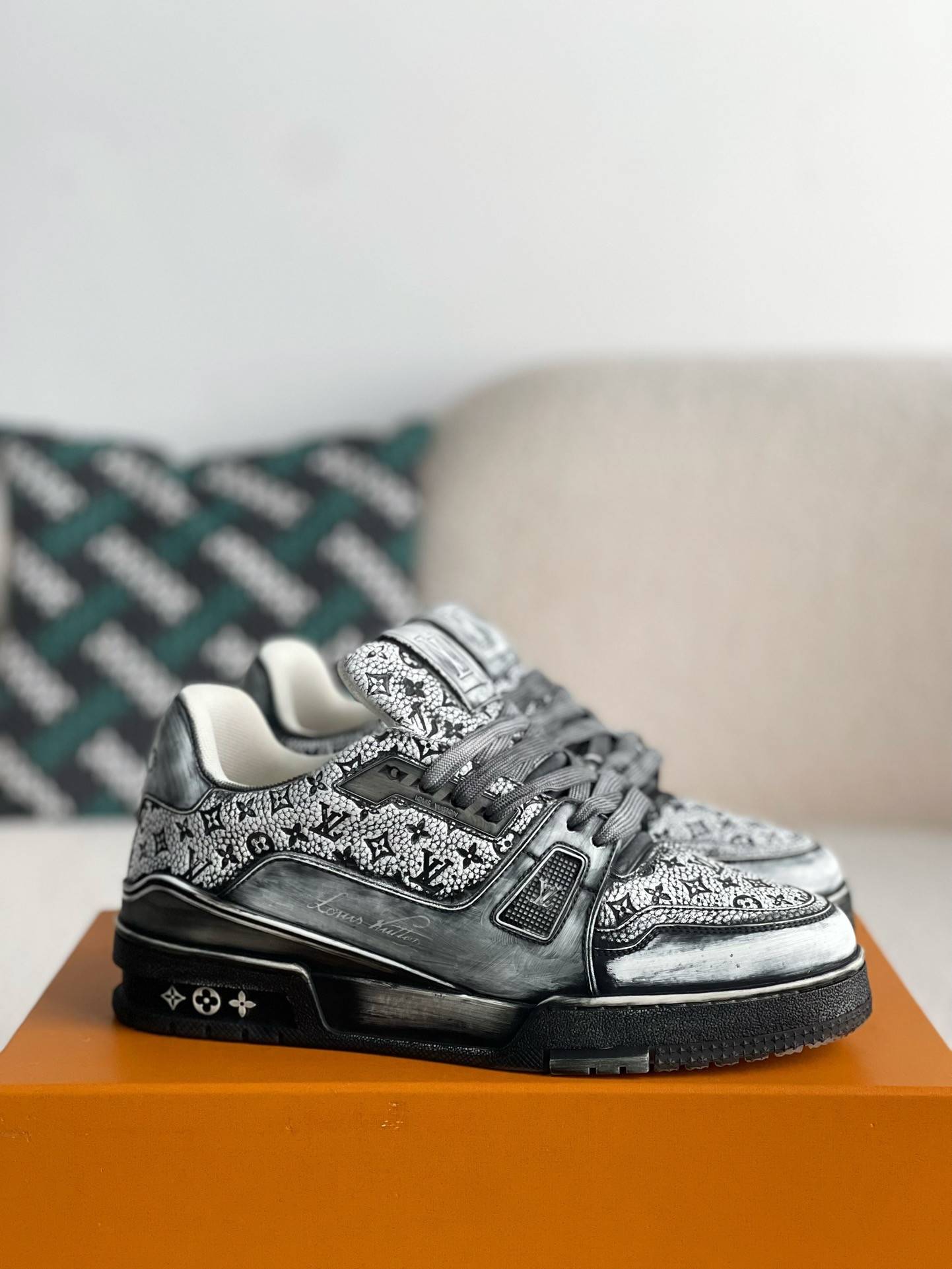 L*V SNEAKERS