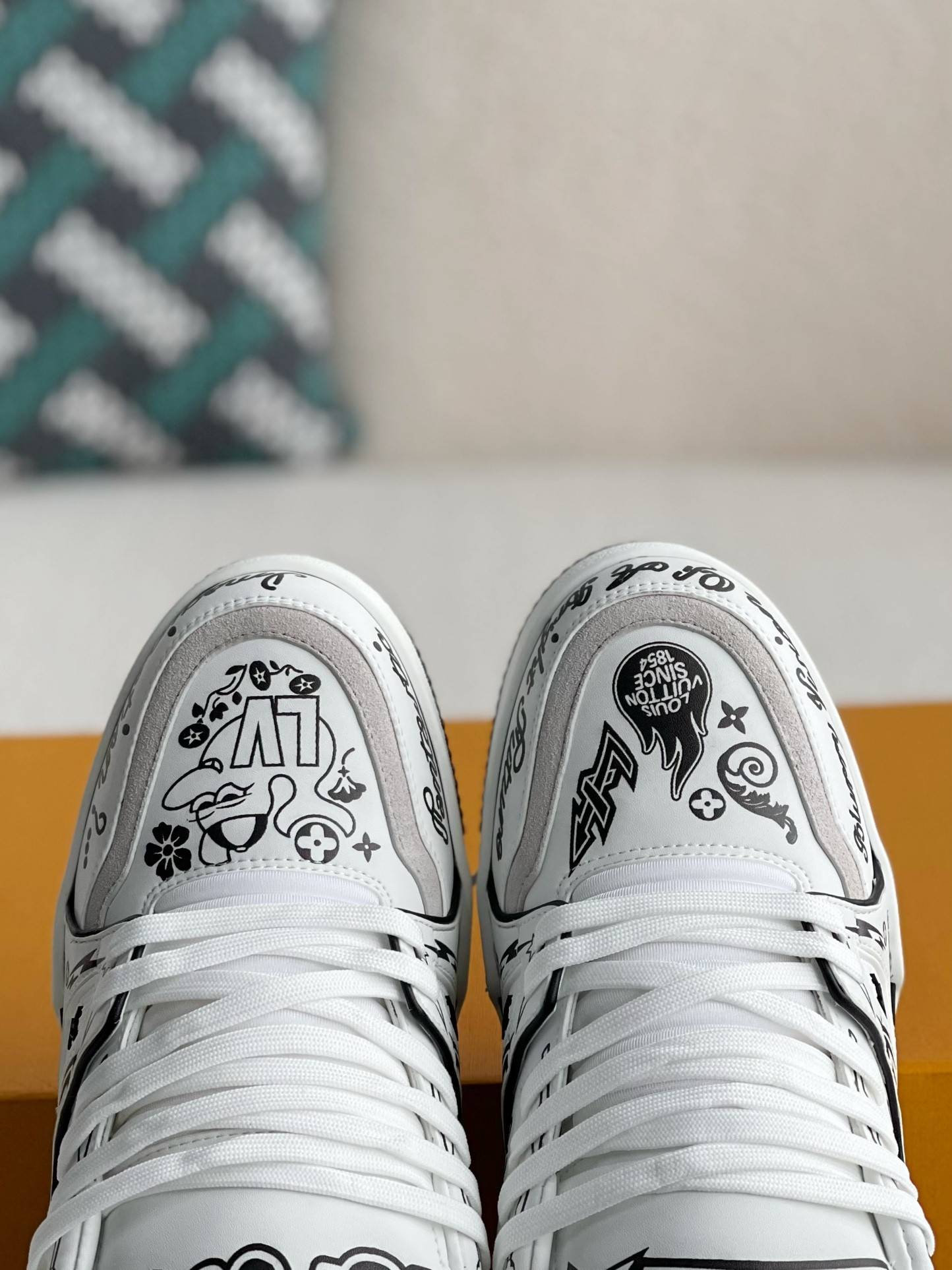L*V SNEAKERS