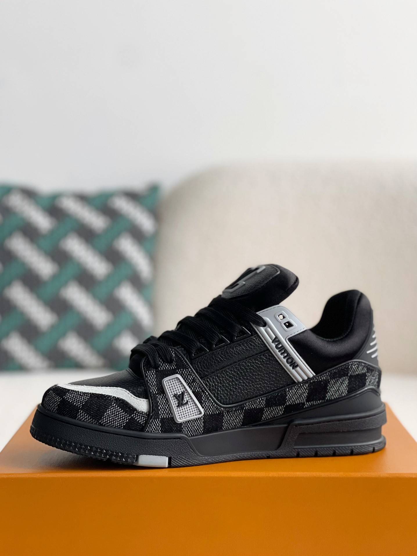 L*V SNEAKERS