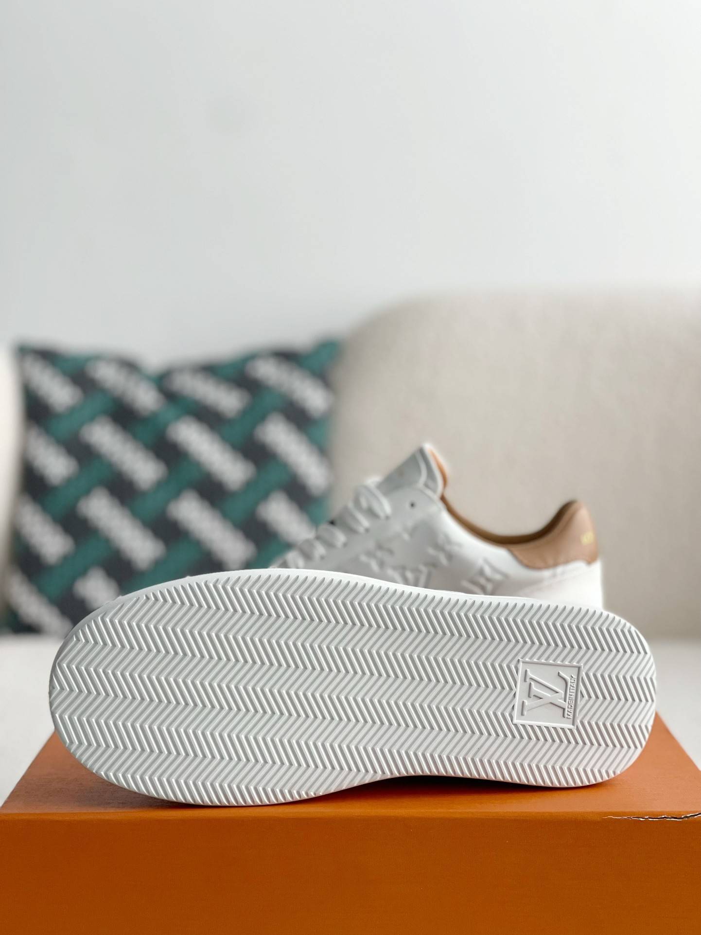 L*V SNEAKERS