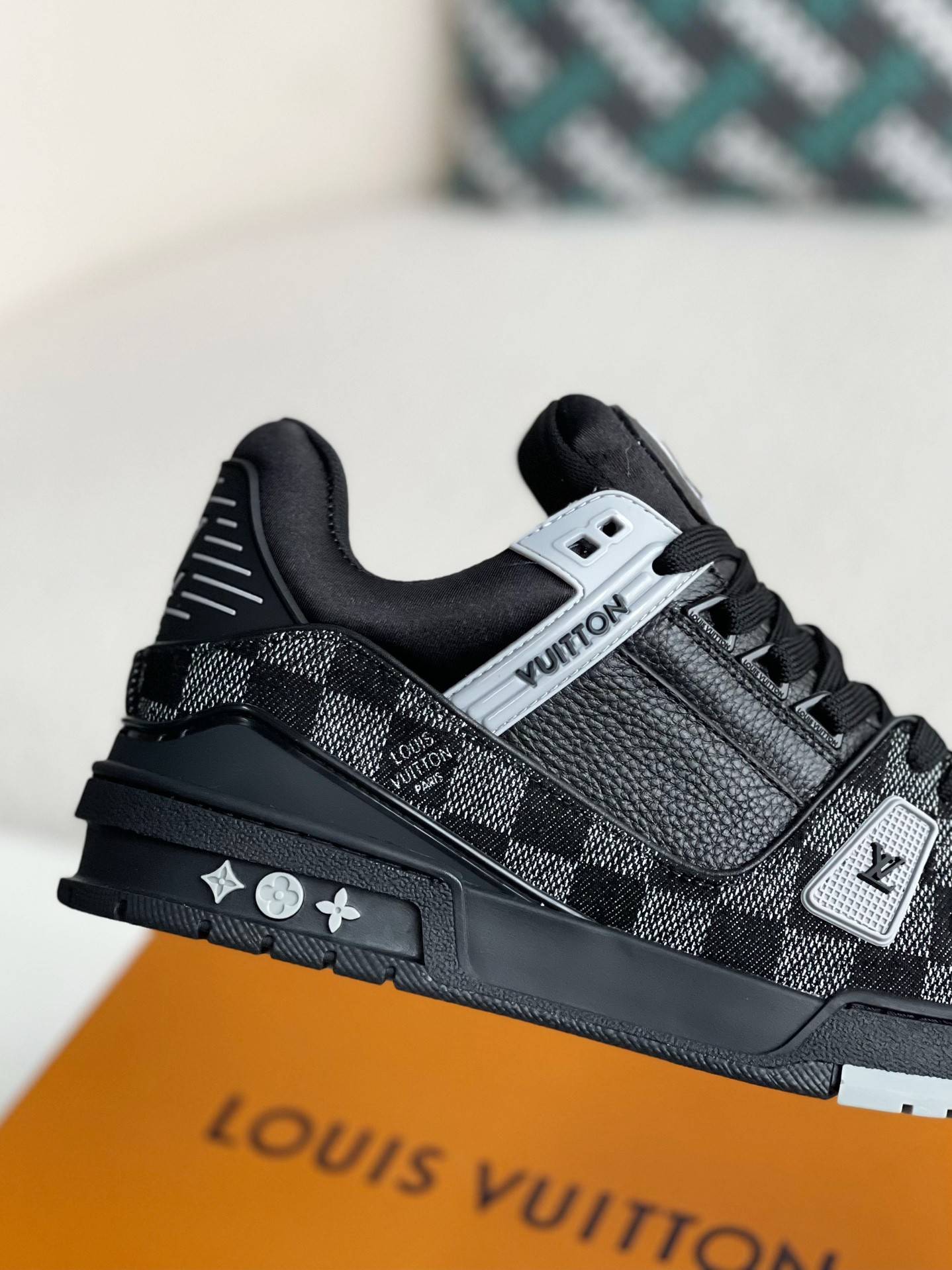 L*V SNEAKERS