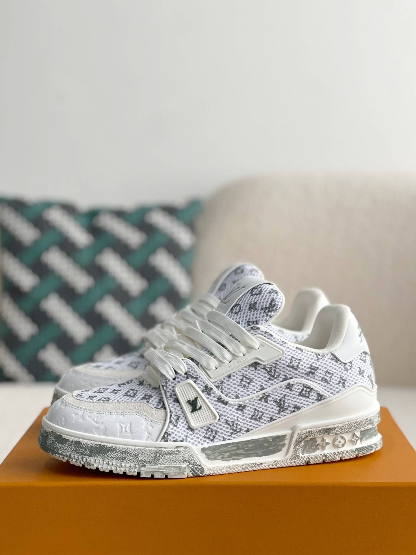 L*V TRAINER SNEAKERS