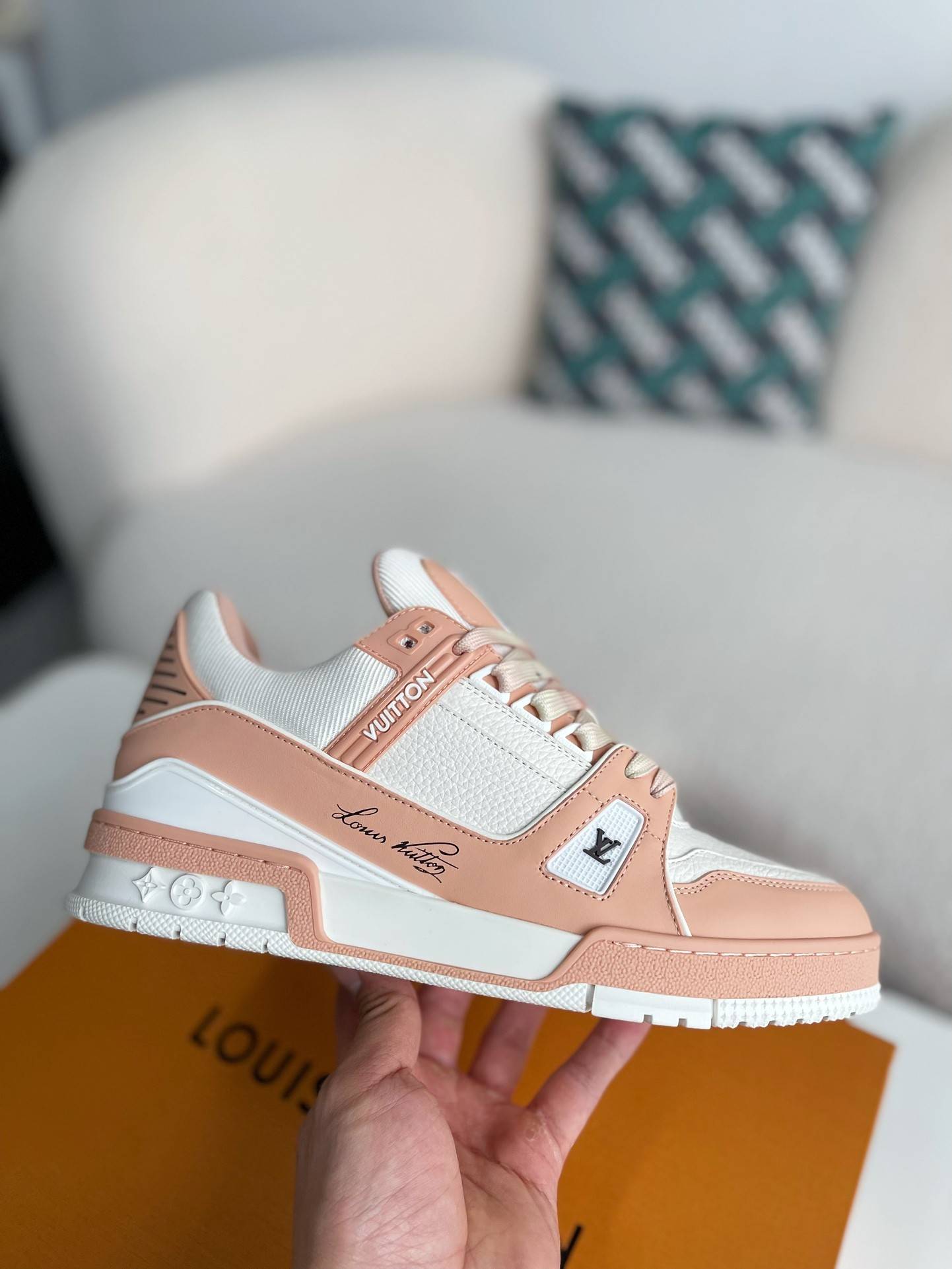L*V SNEAKERS