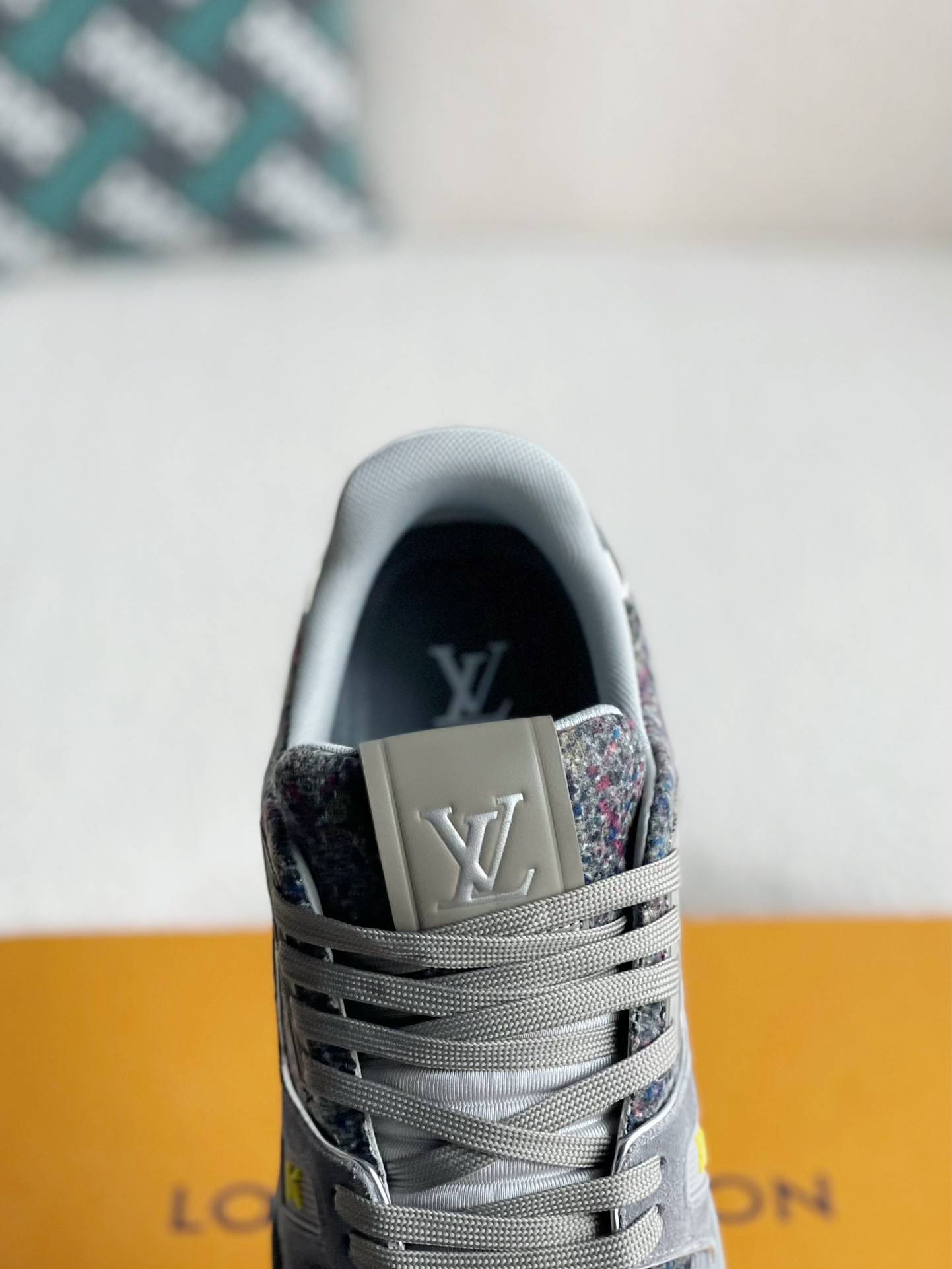 L*V SNEAKERS