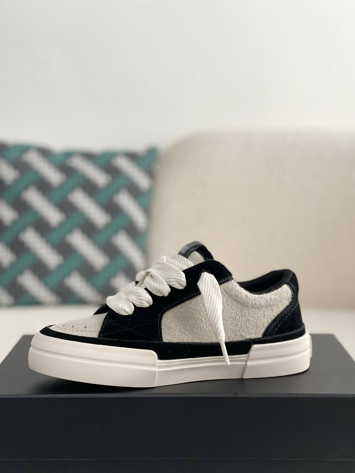 A*RI Sneakers