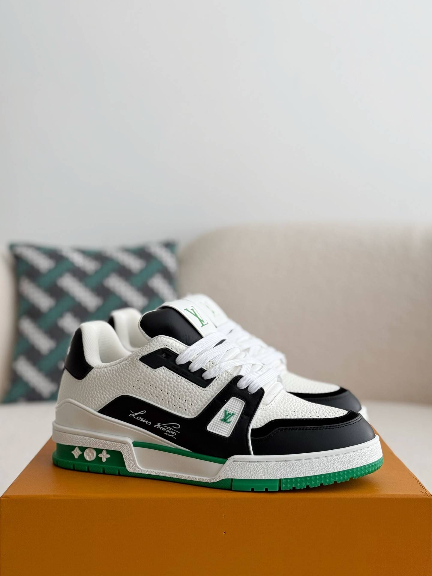 L*V TRAINER SNEAKERS