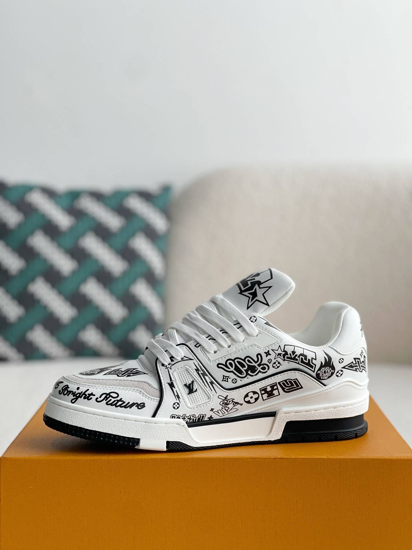 L*V SNEAKERS