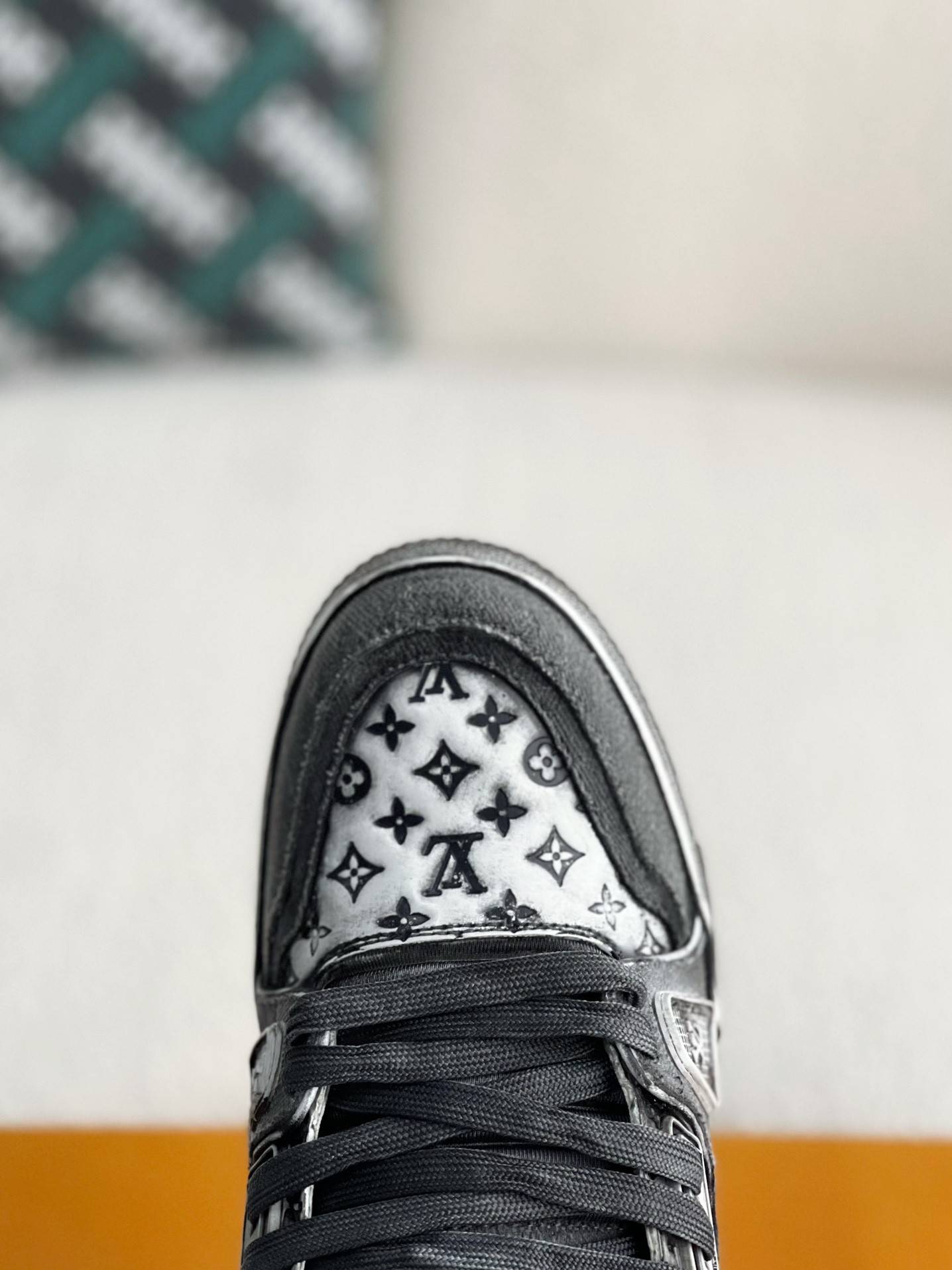 L*V TRAINER SNEAKERS