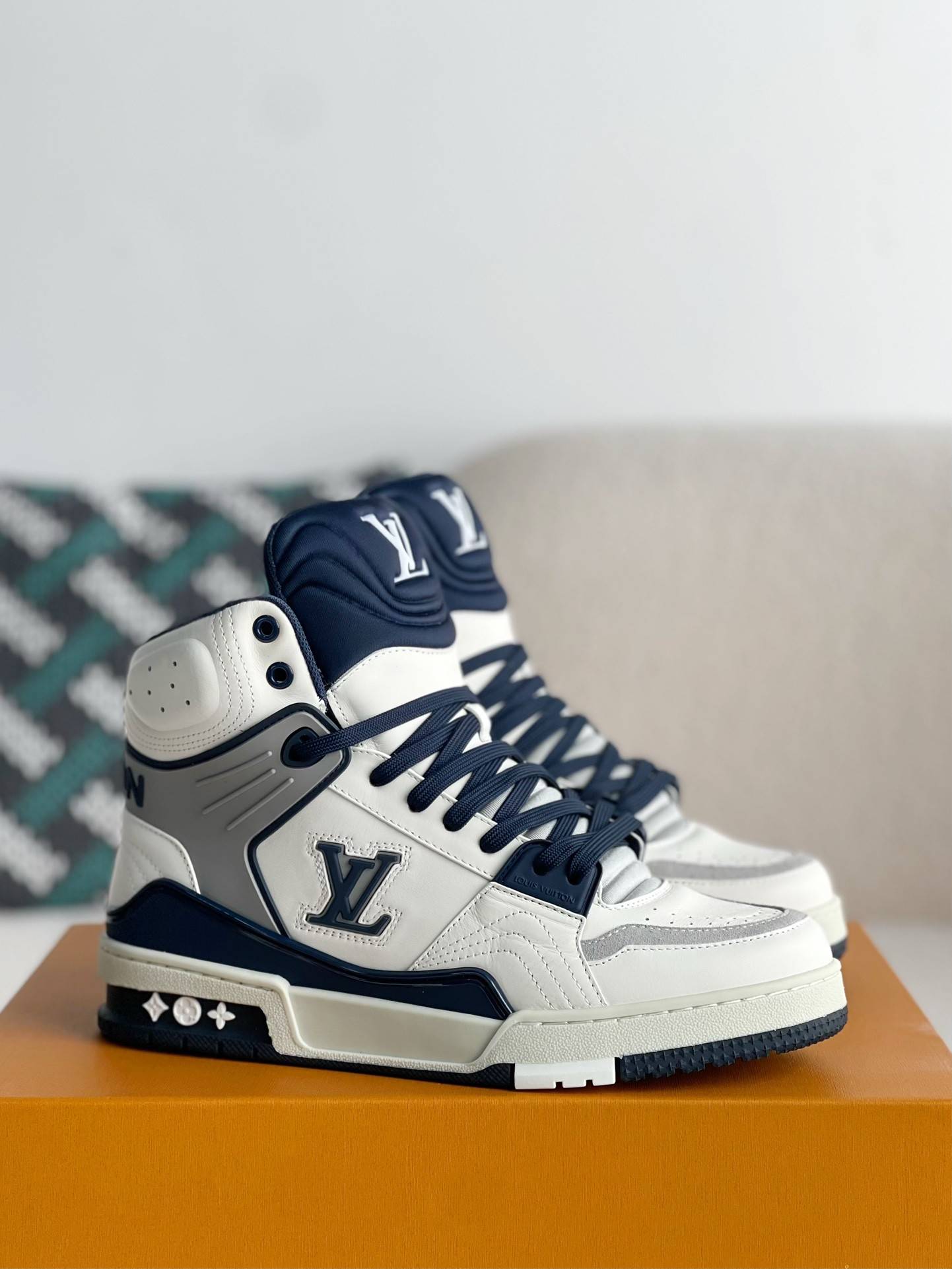L*V TRAINER SNEAKERS
