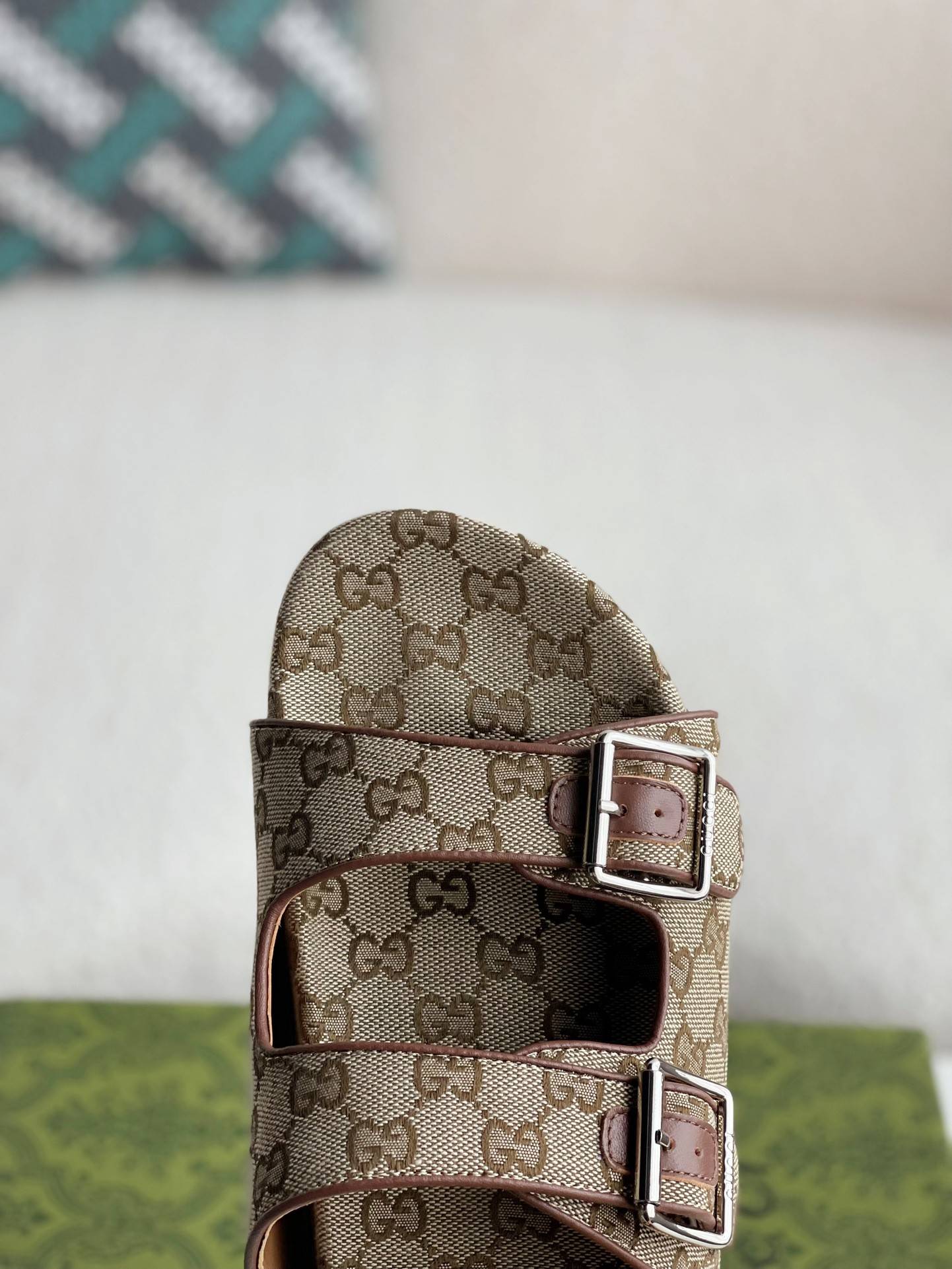 GU*Isandals