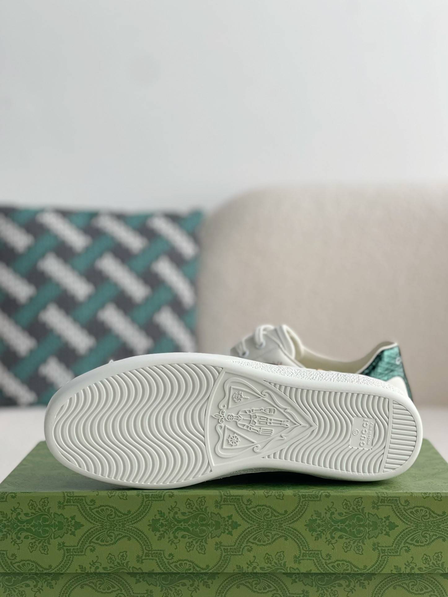 GU*ISneakers