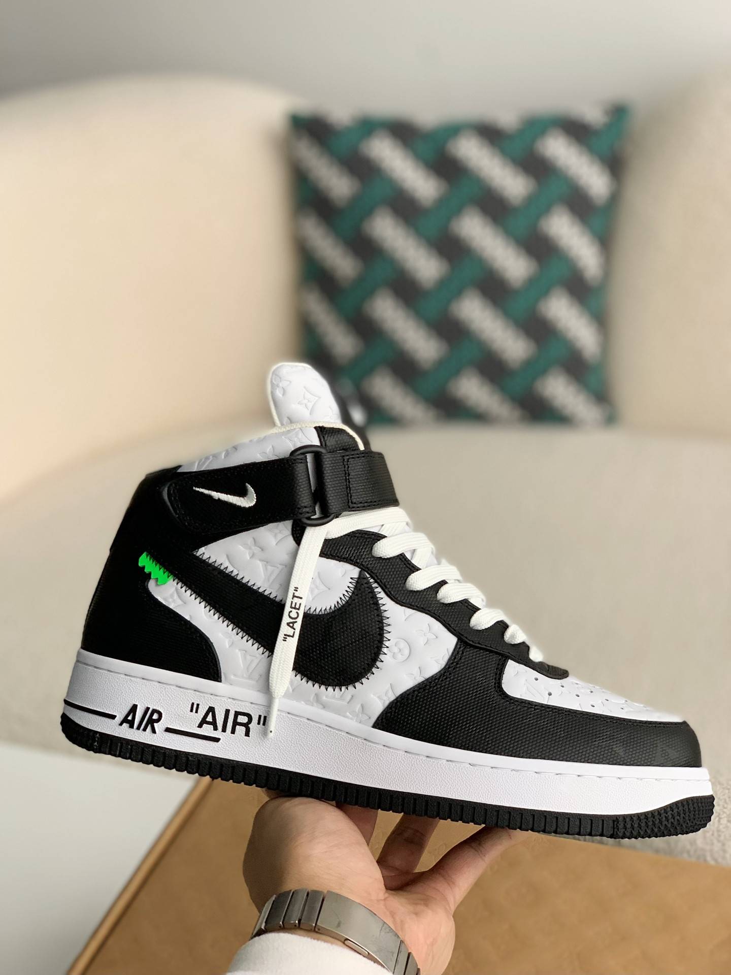L*V   SNEAKERS