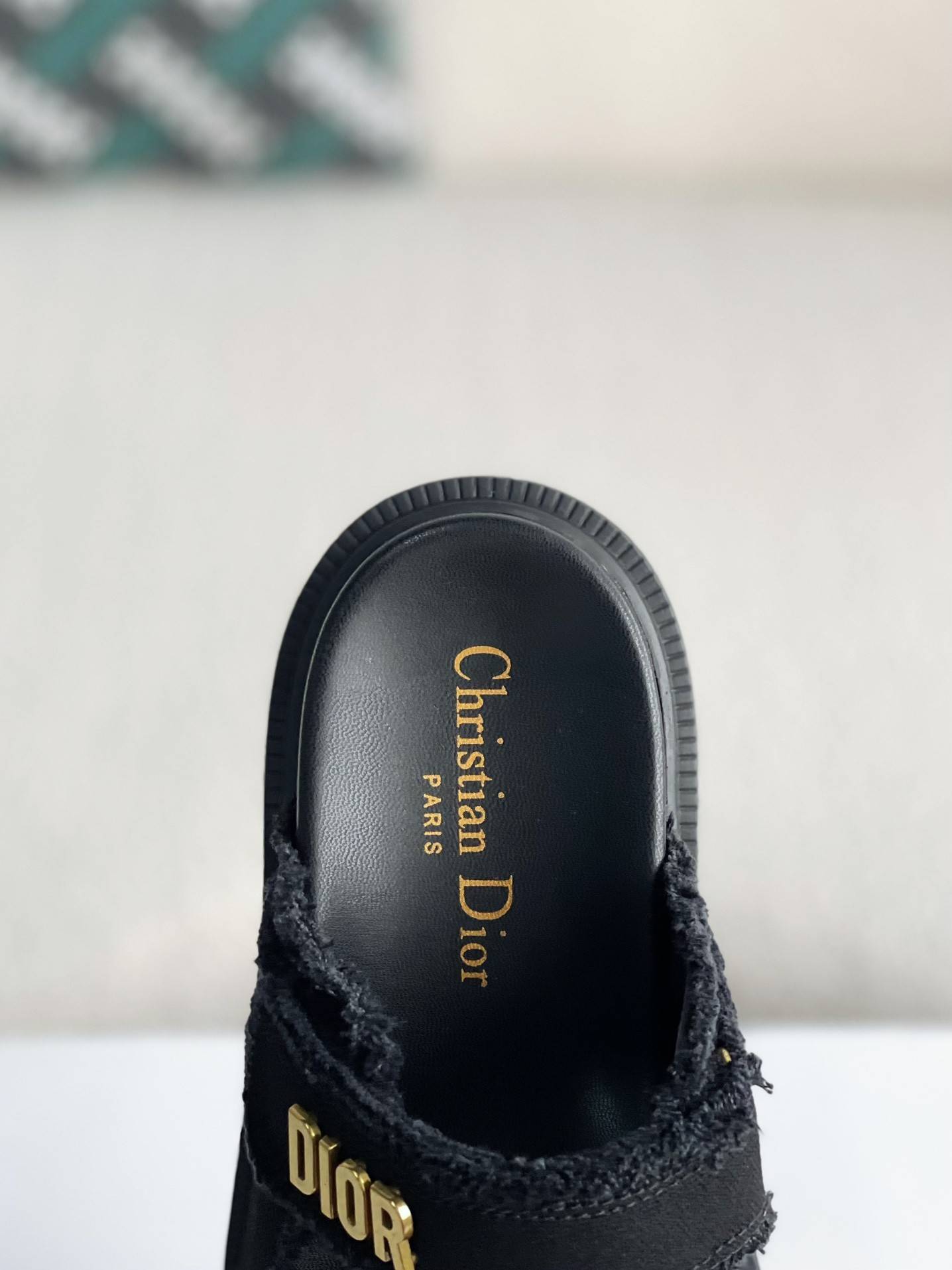 D*OR A word sandal
