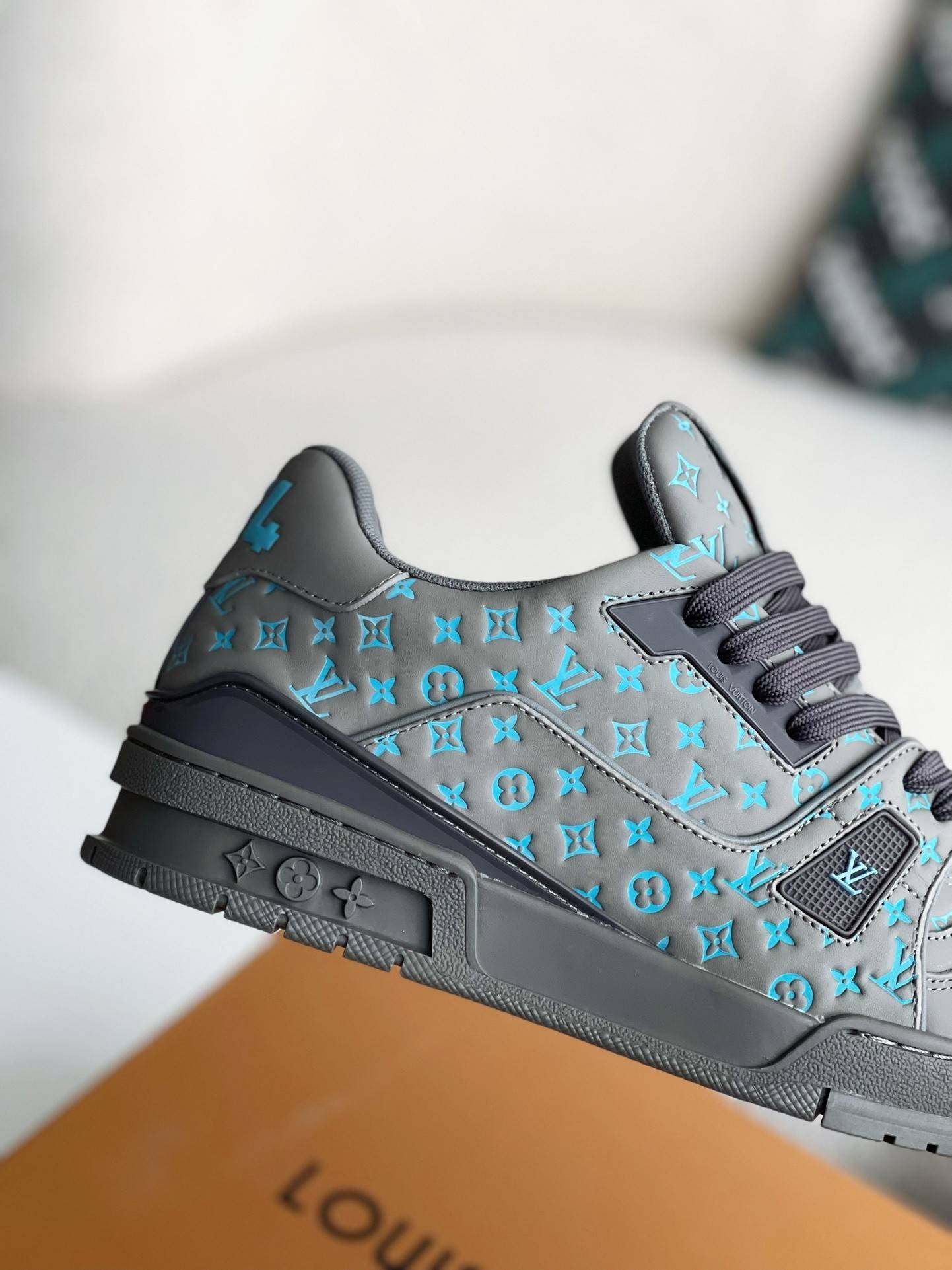 L*V TRAINER SNEAKERS
