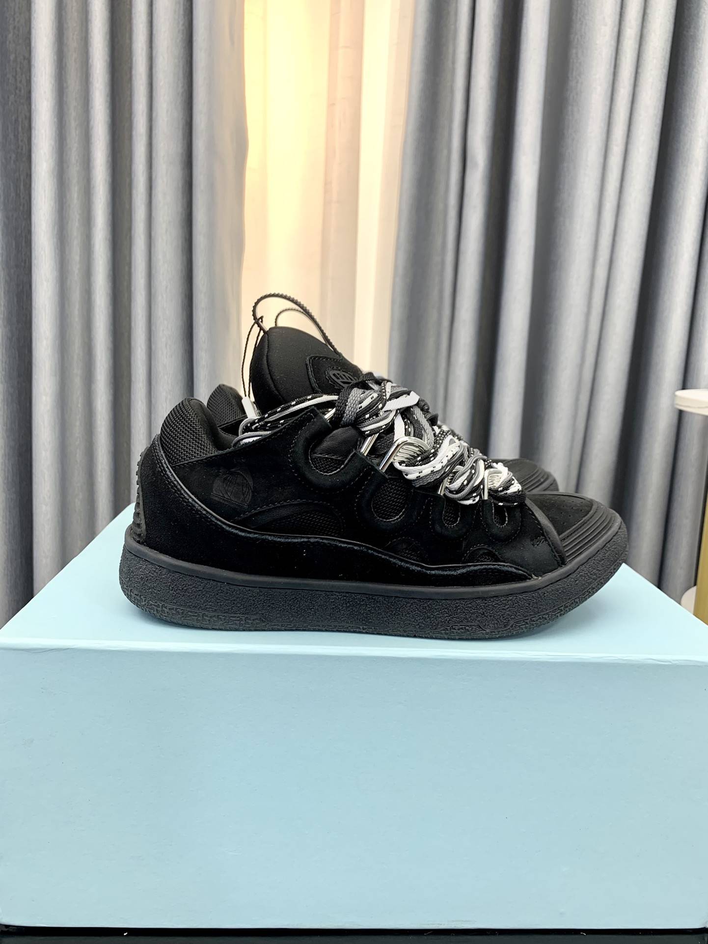LA*N Sneaker