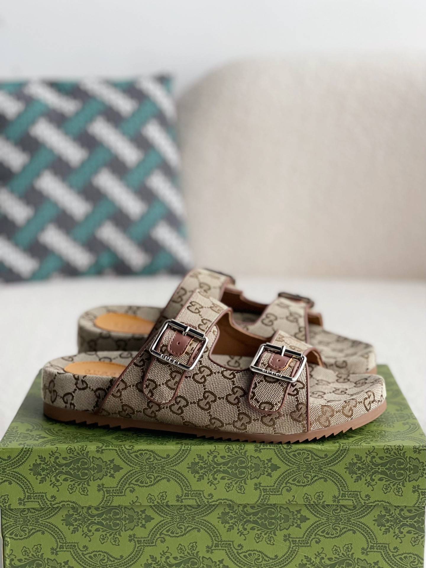 GU*Isandals