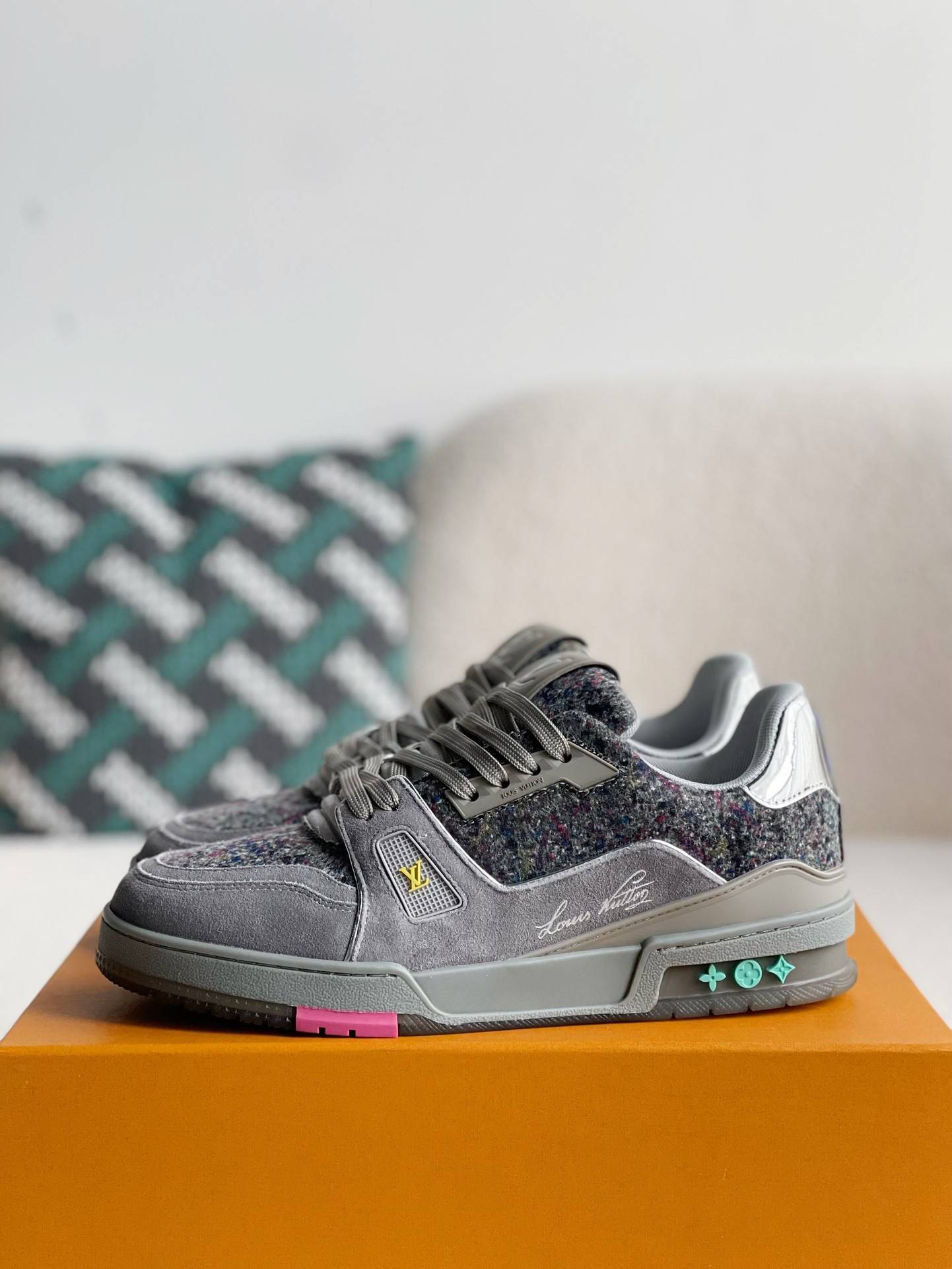 L*V SNEAKERS