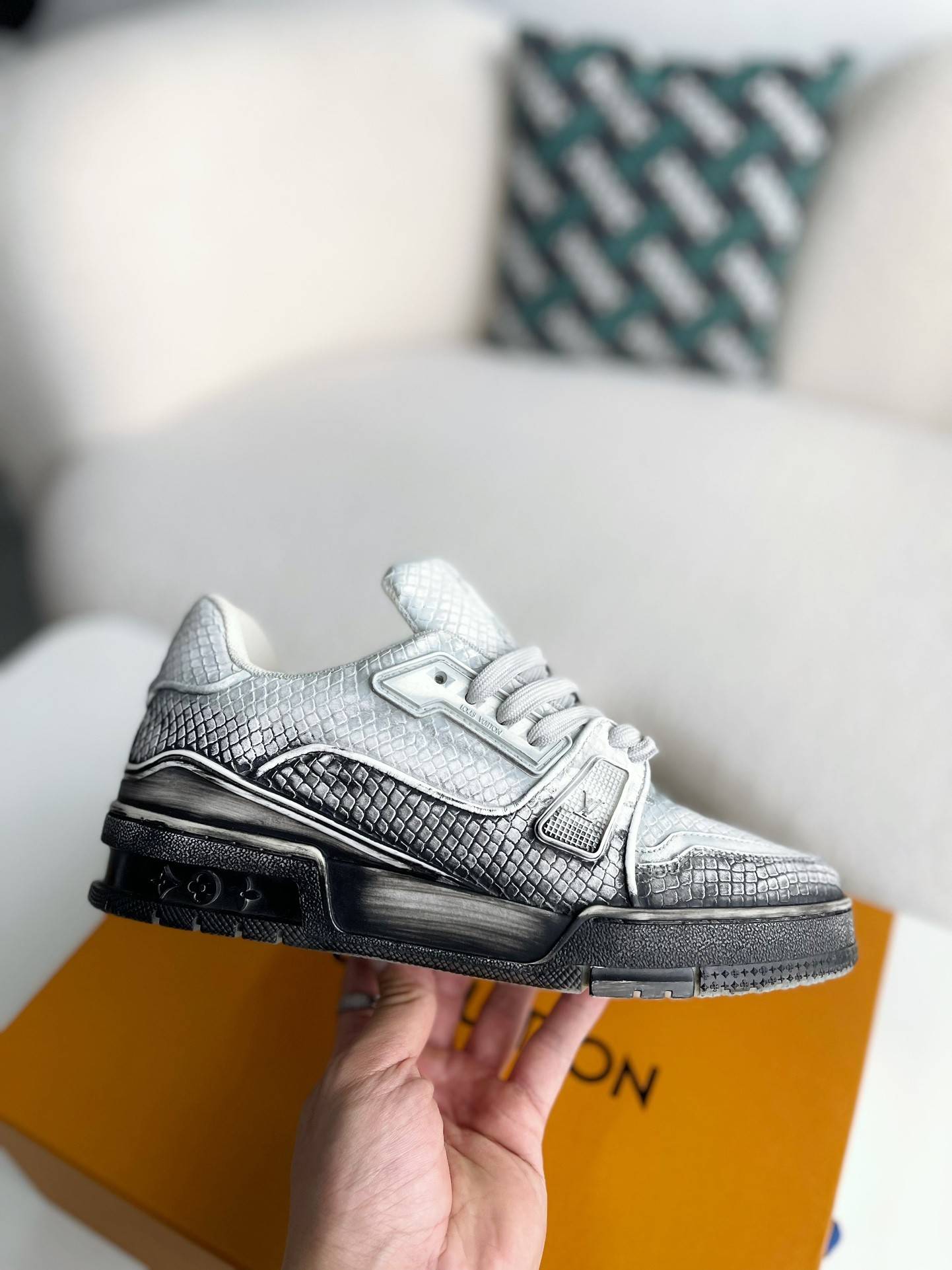 L*V TRAINER SNEAKERS
