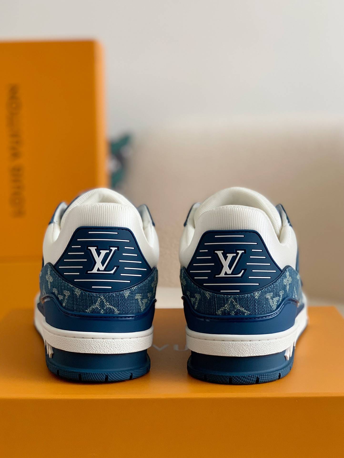 L*V TRAINER 1A8FN8 Sneakers