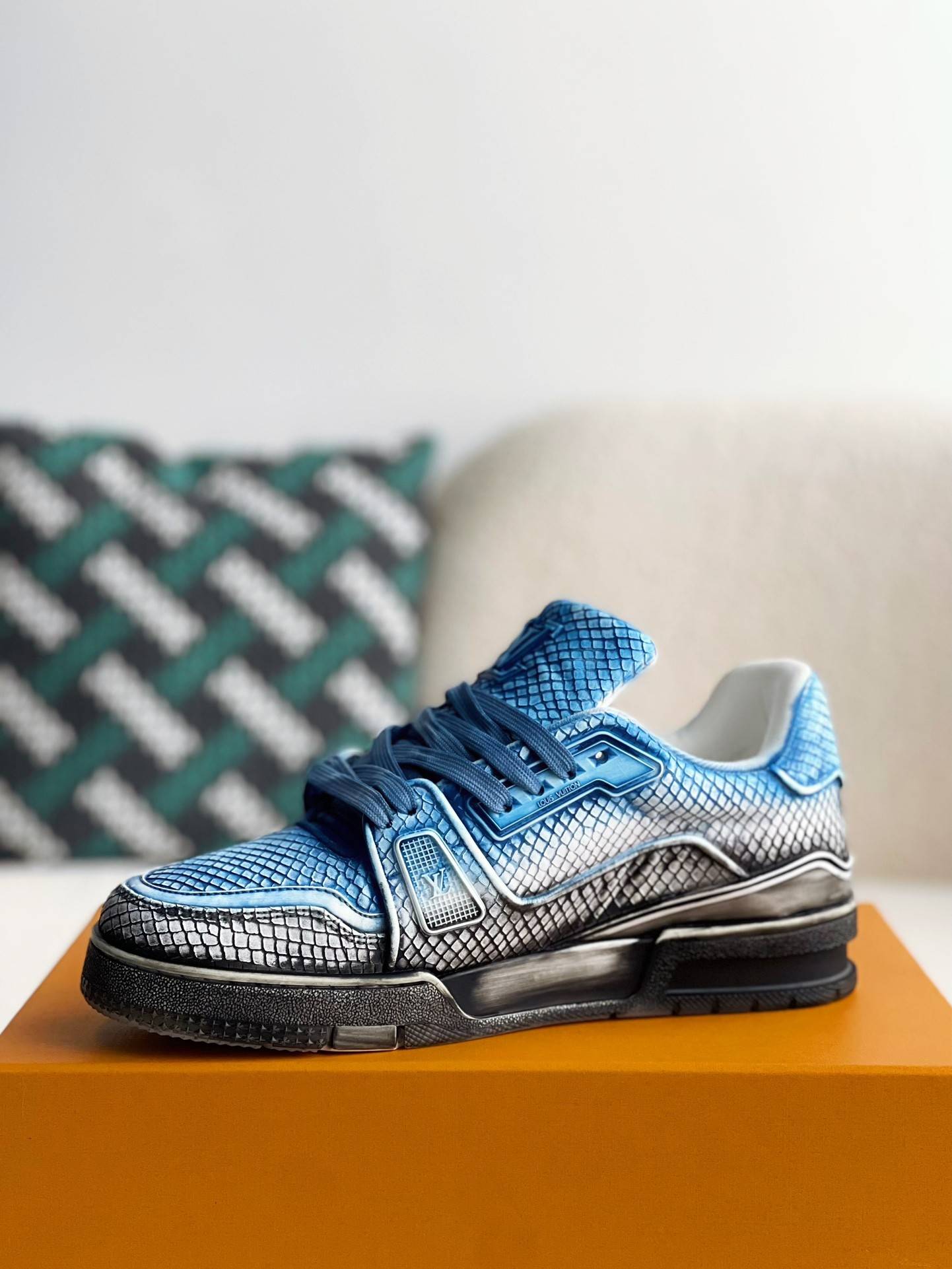 L*V TRAINER SNEAKERS