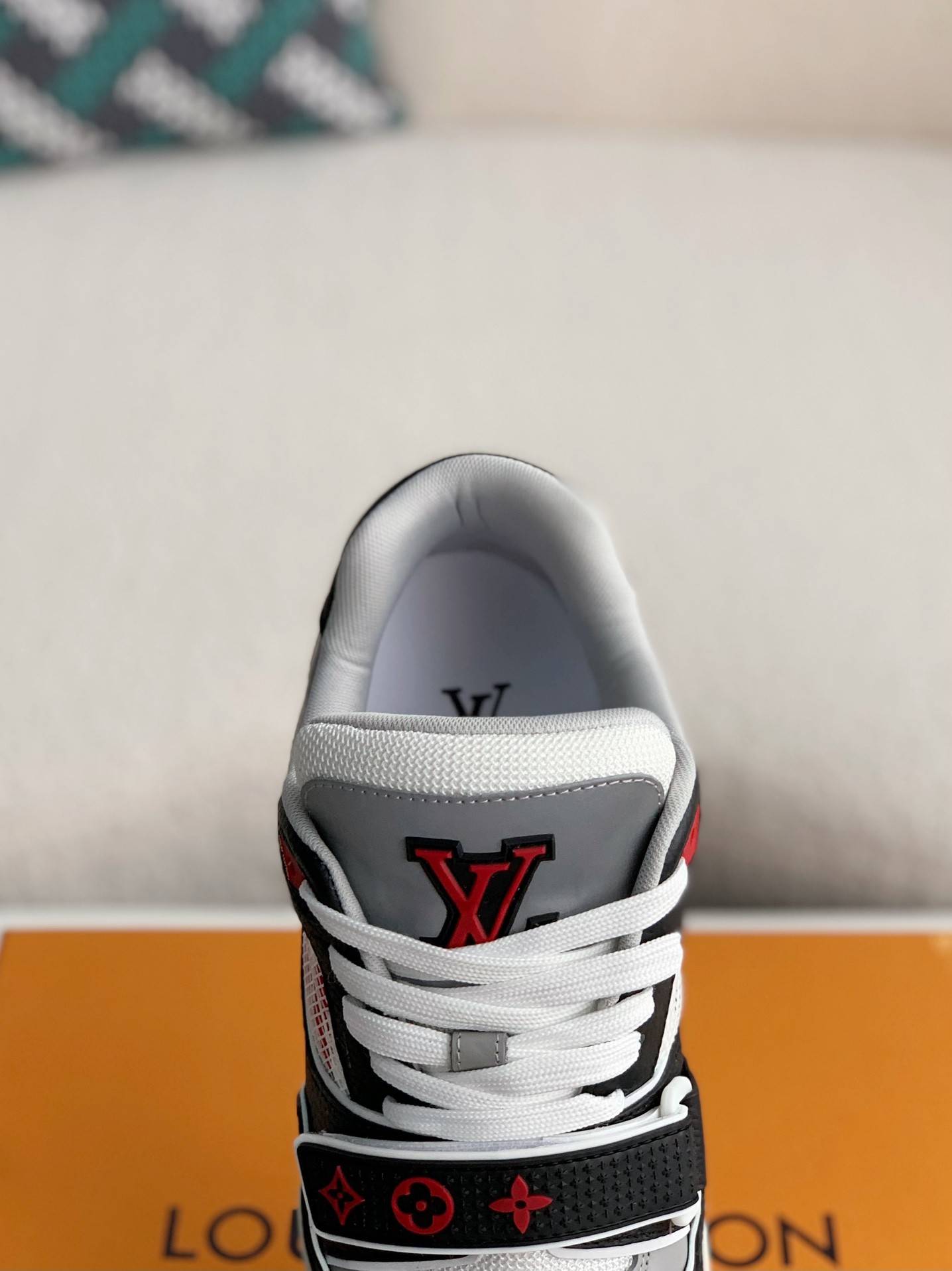 L*V TRAINER Sneakers