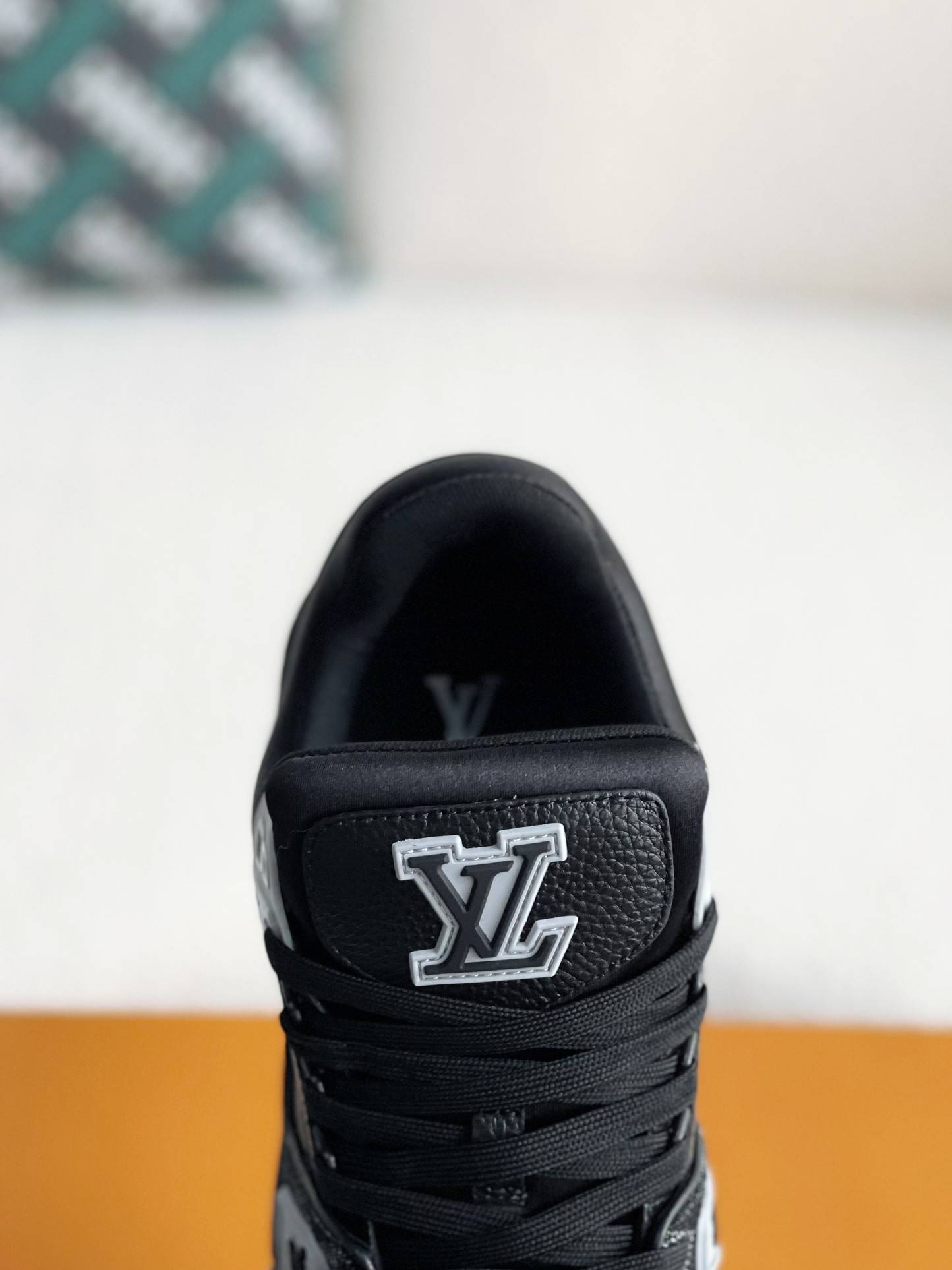 L*V SNEAKERS