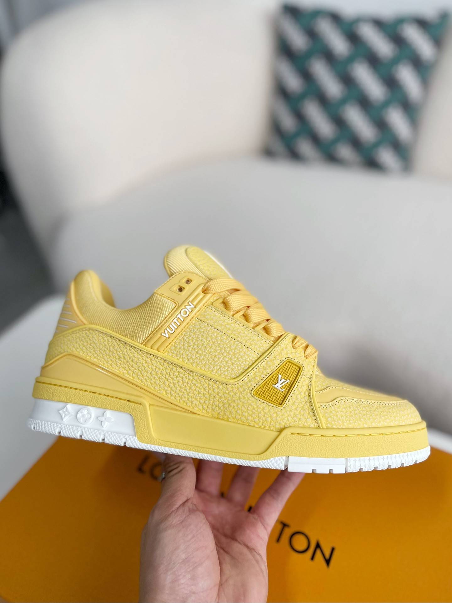 L*V SNEAKERS