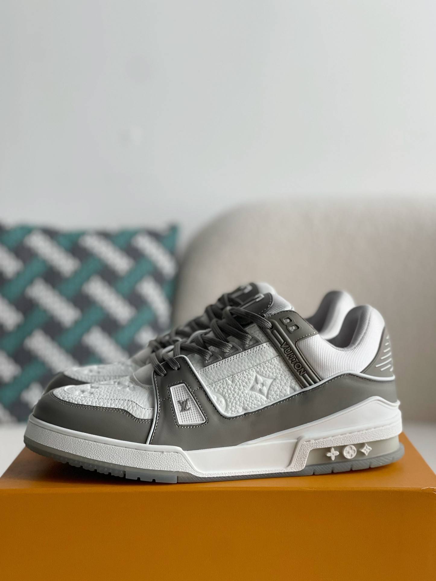 L*V TRAINER 1A8KB8 Sneakers