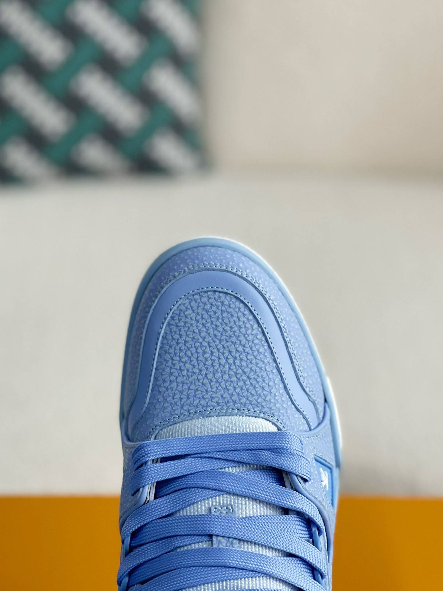 L*V SNEAKERS