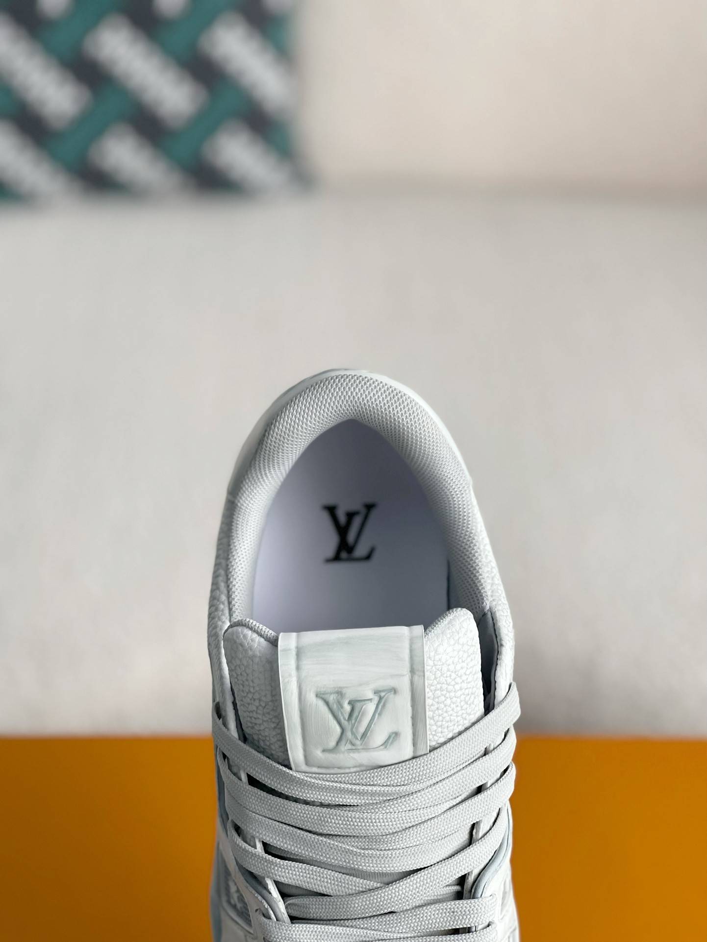 L*V SNEAKERS