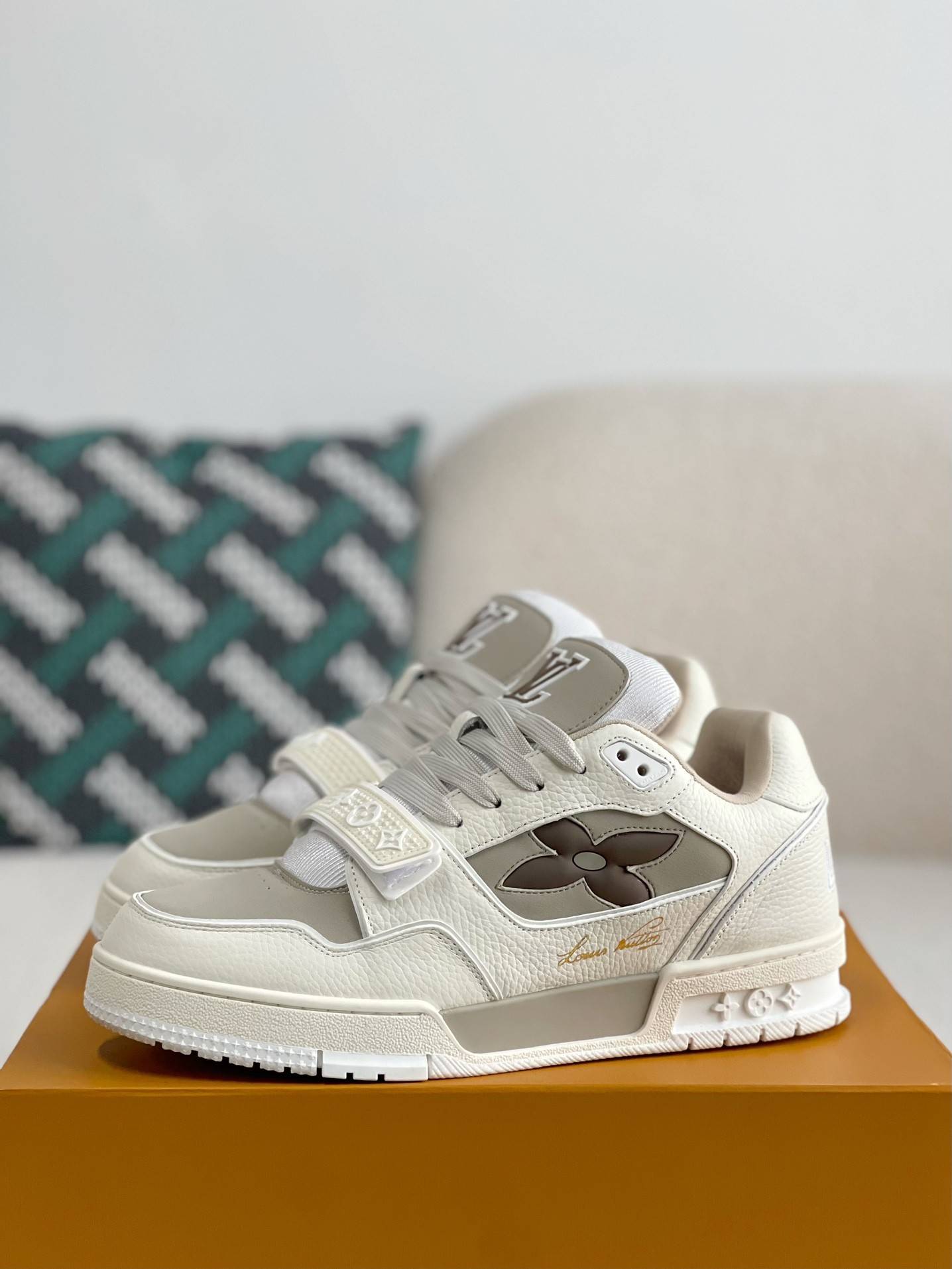 L*V TRAINER SNEAKERS