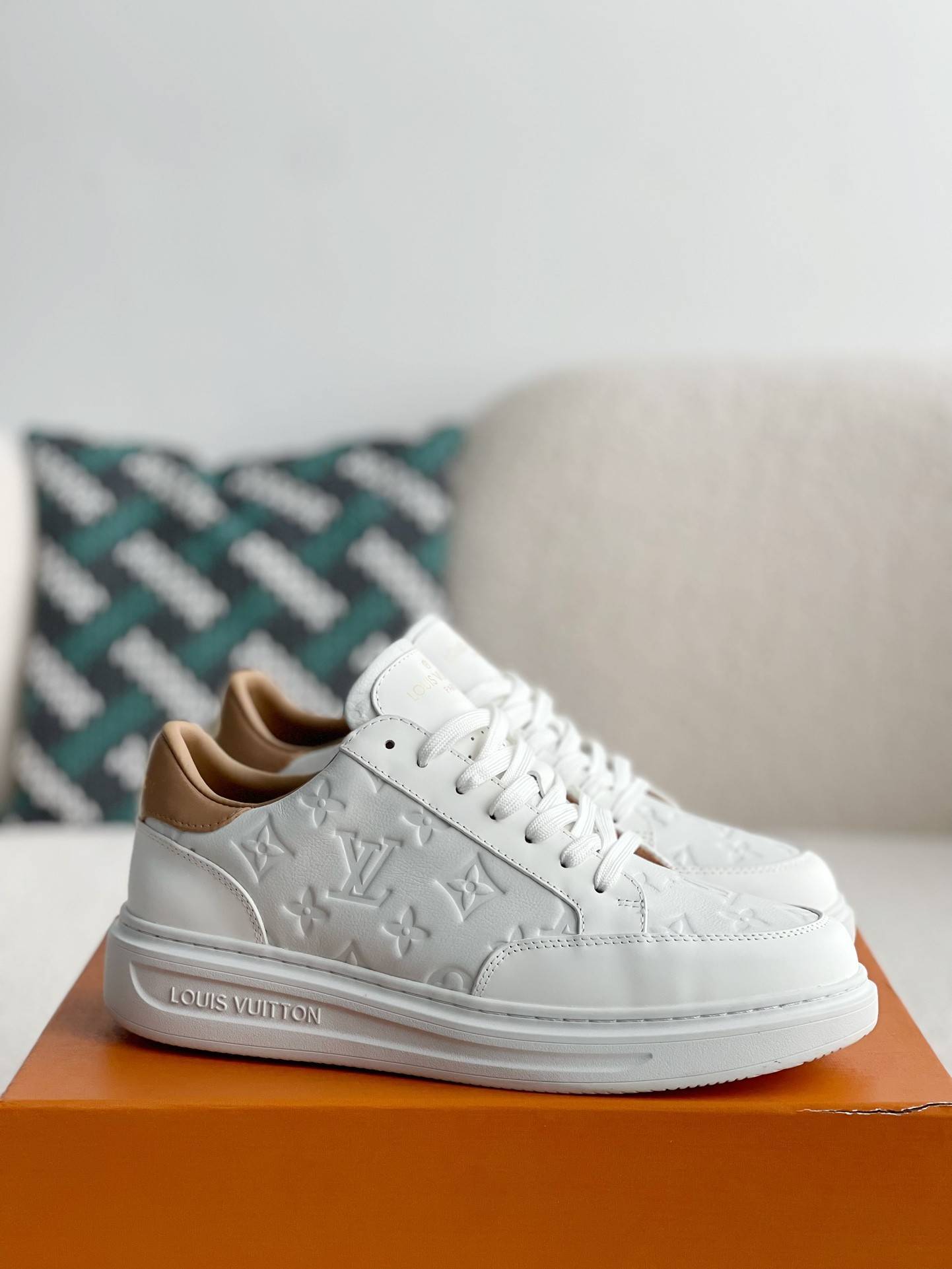 L*V SNEAKERS