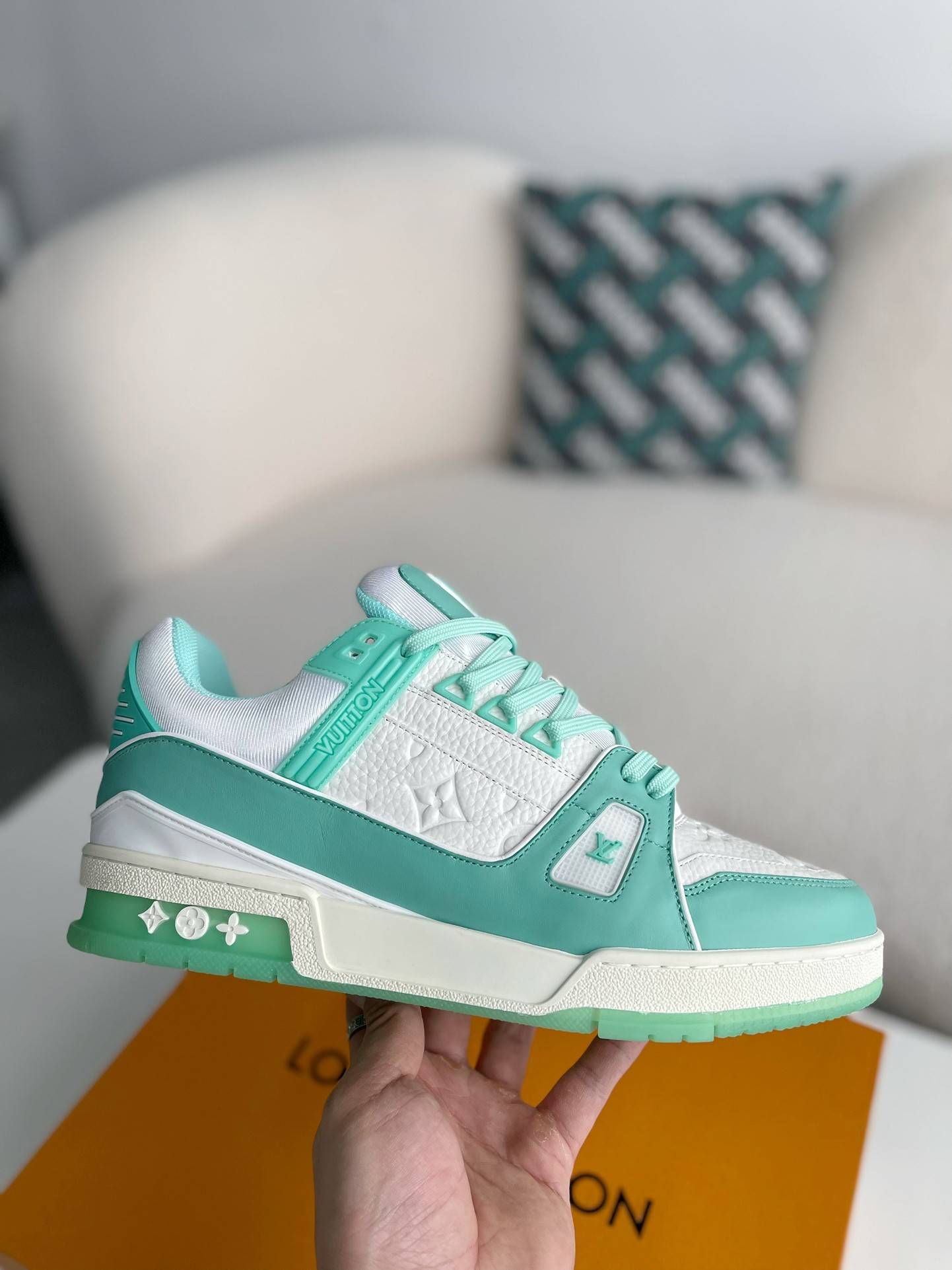 L*V SNEAKERS