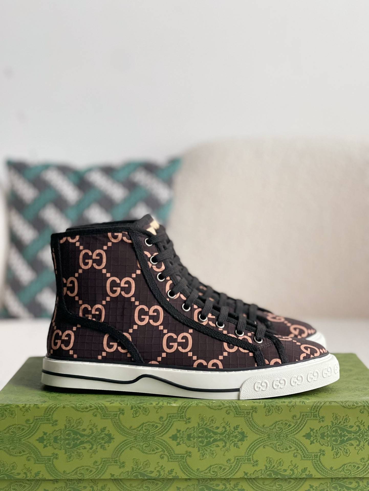 GU*IHigh-top shoes