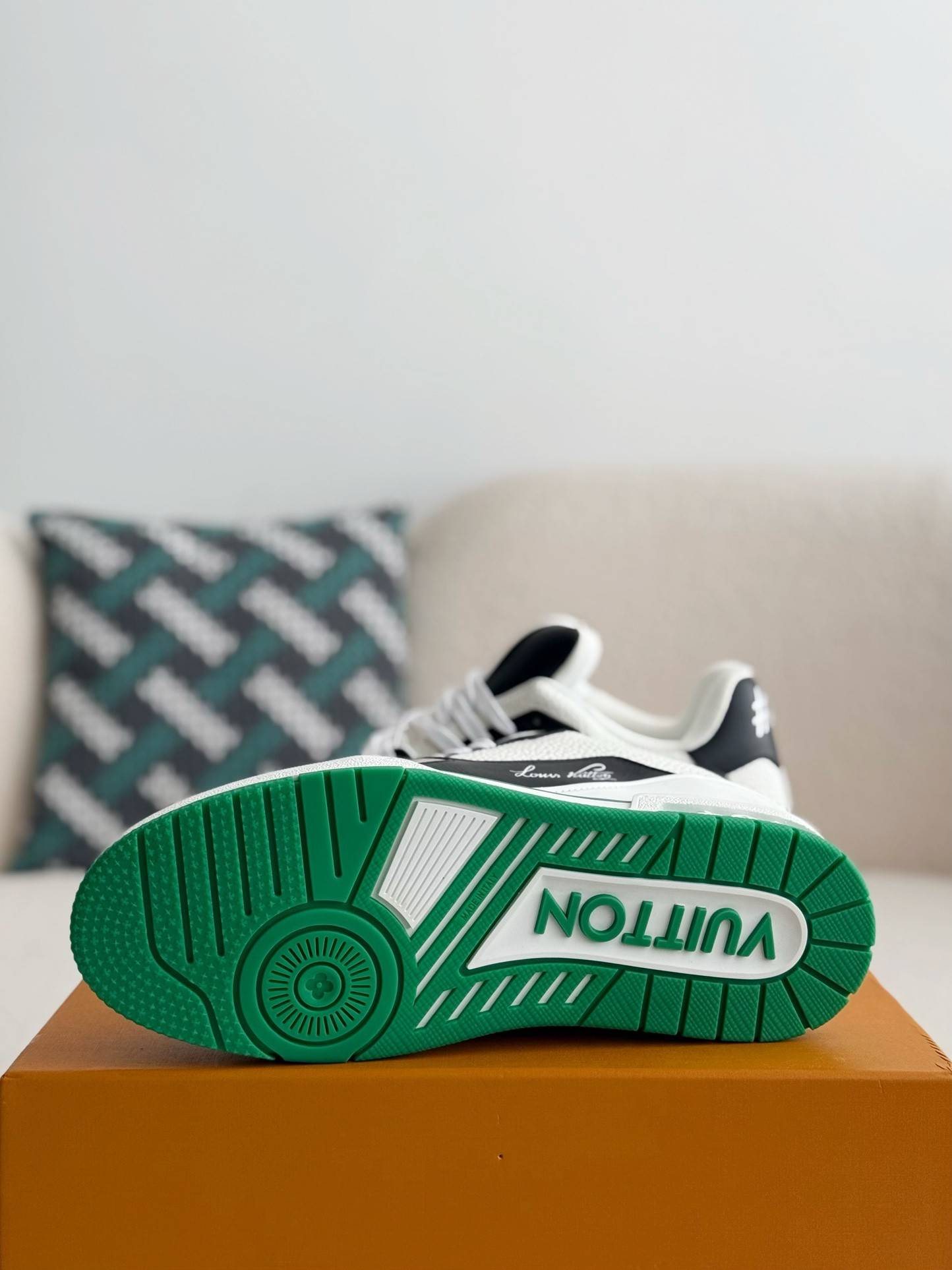 L*V TRAINER SNEAKERS