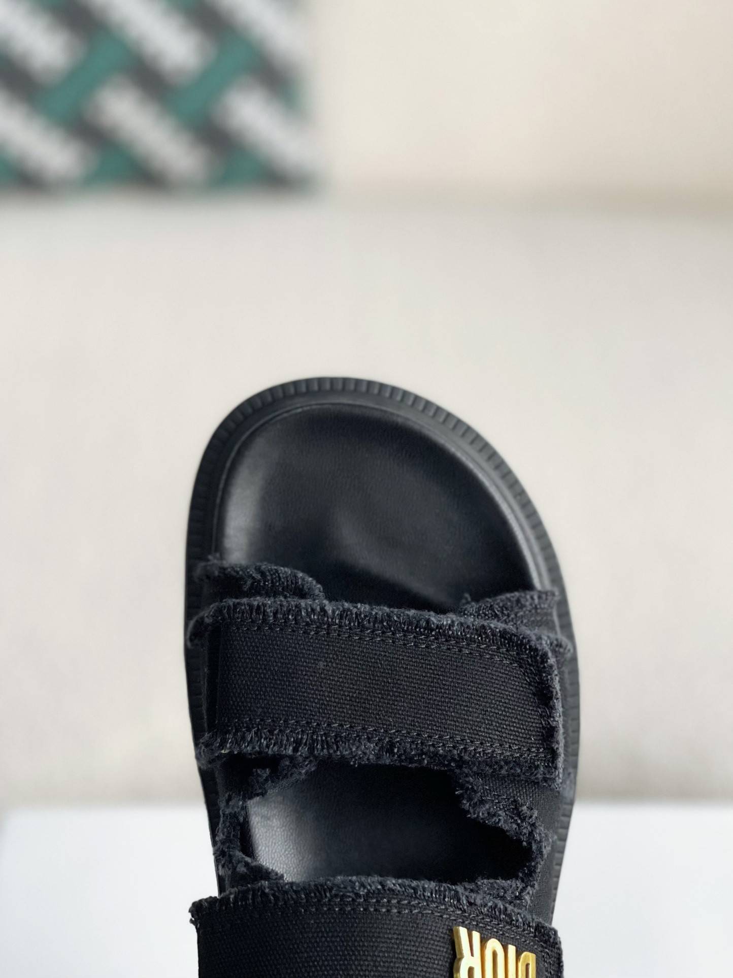 D*OR A word sandal