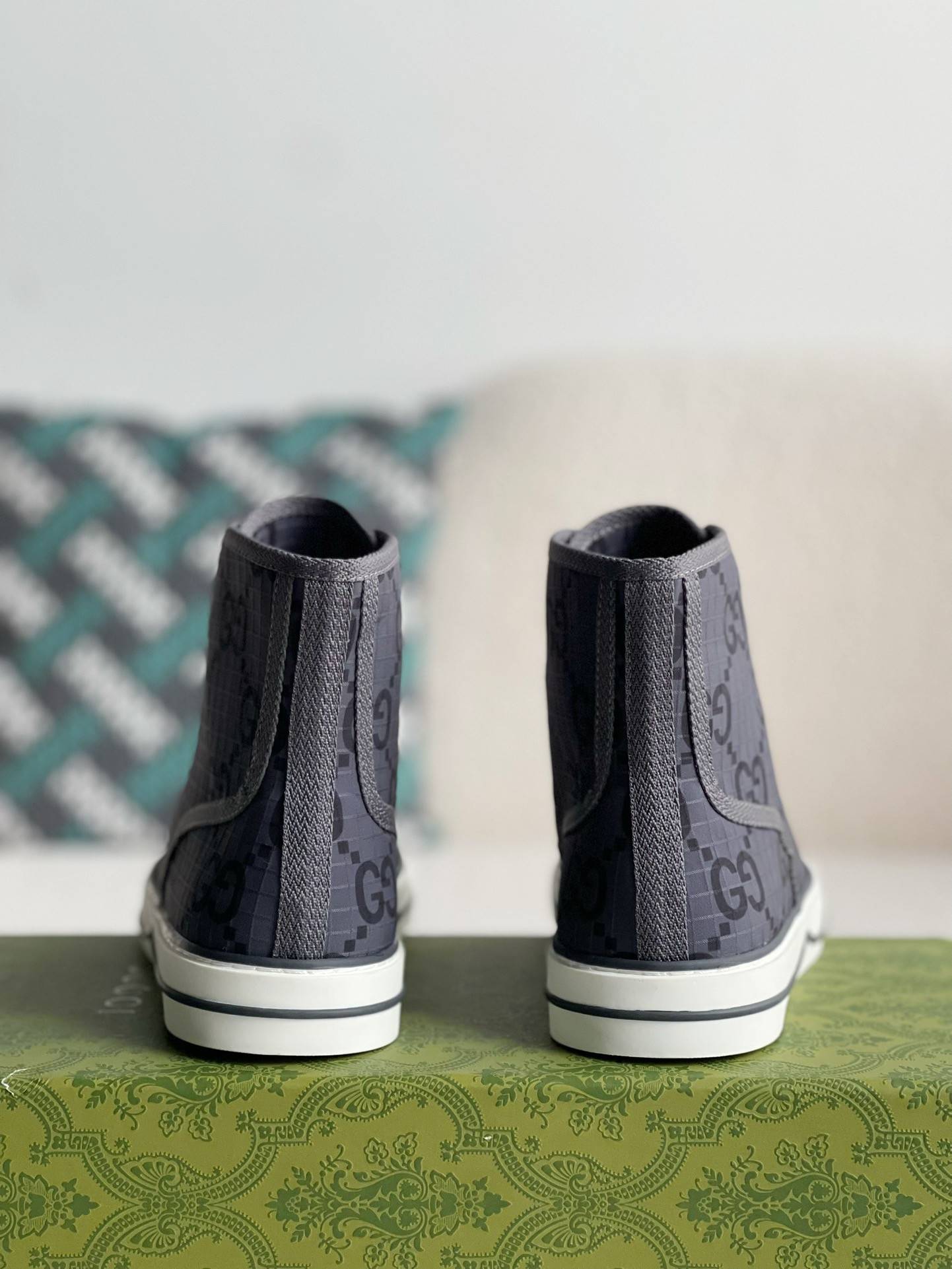 GU*IHigh-top shoes