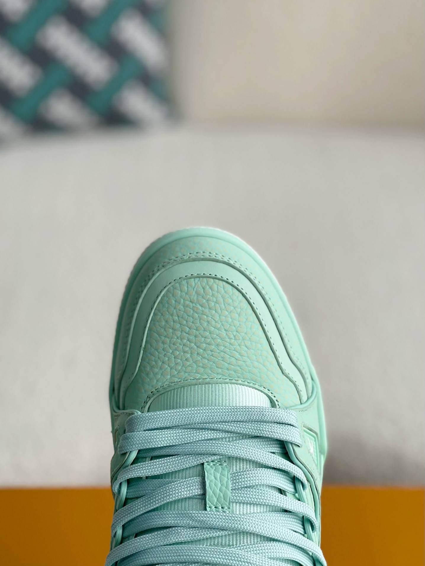 L*V SNEAKERS