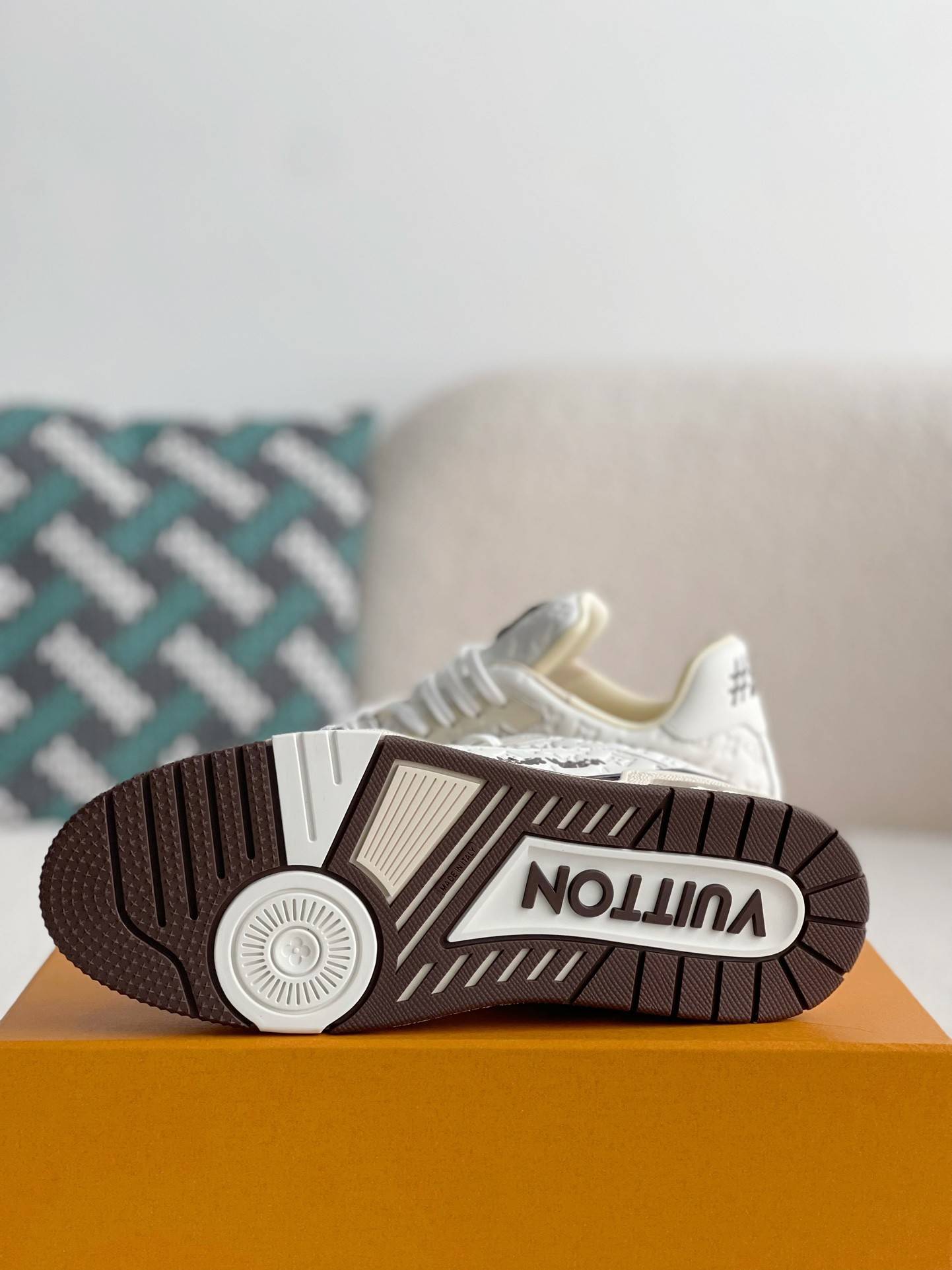 L*V SNEAKERS_
