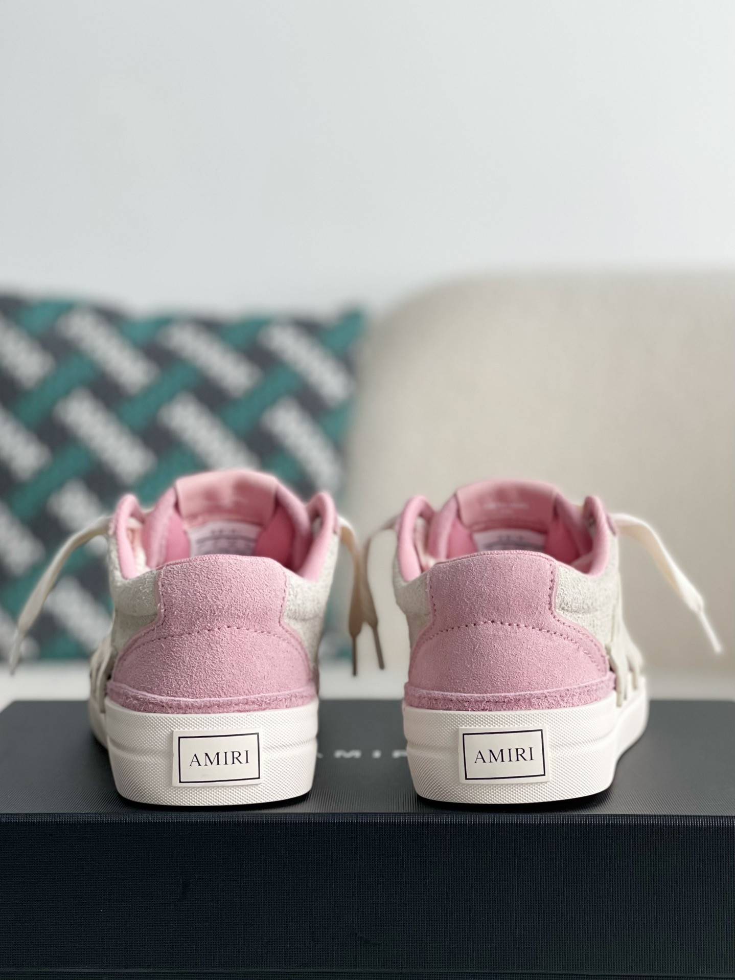 A*RI Sneakers