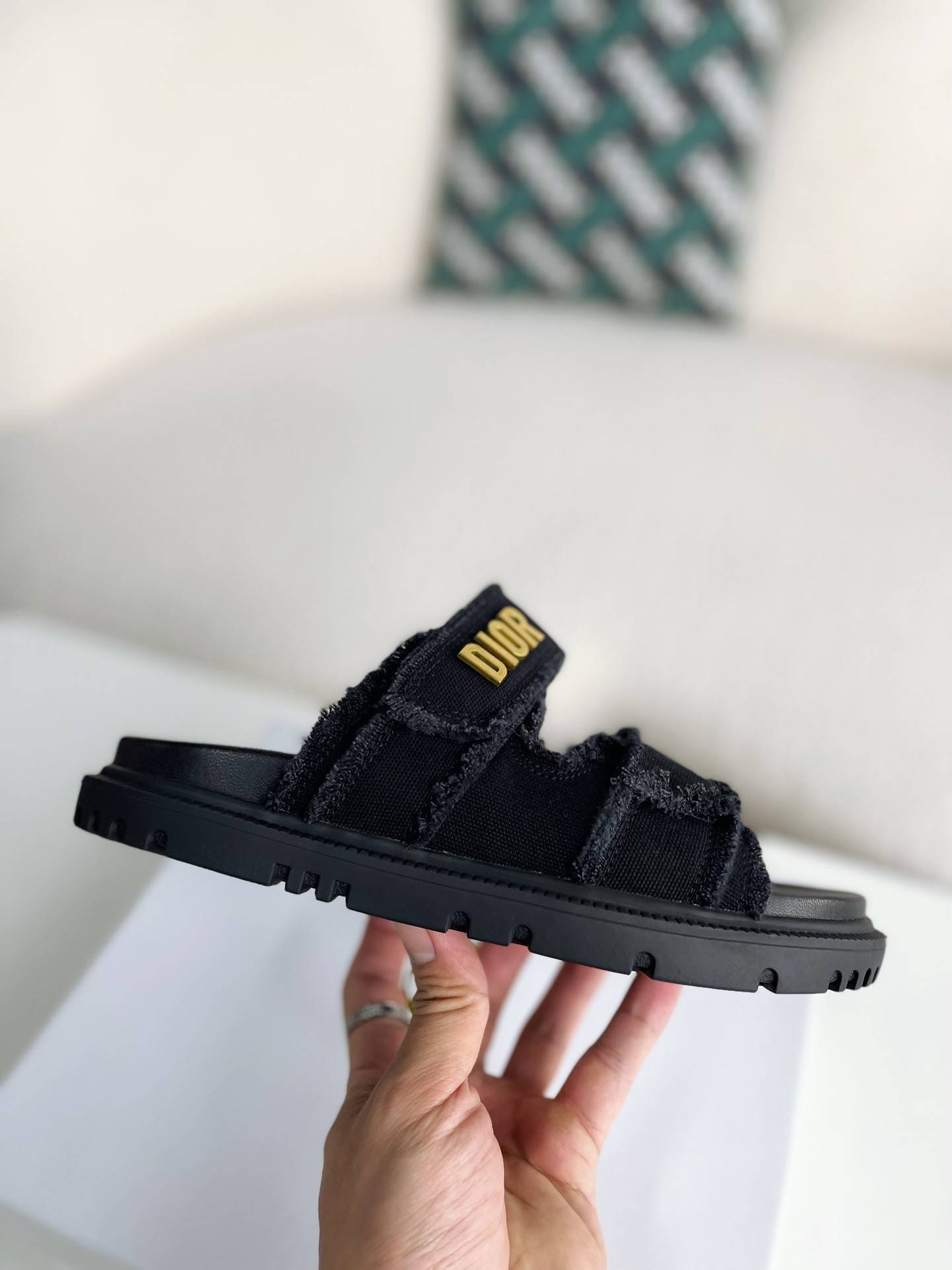 D*OR A word sandal