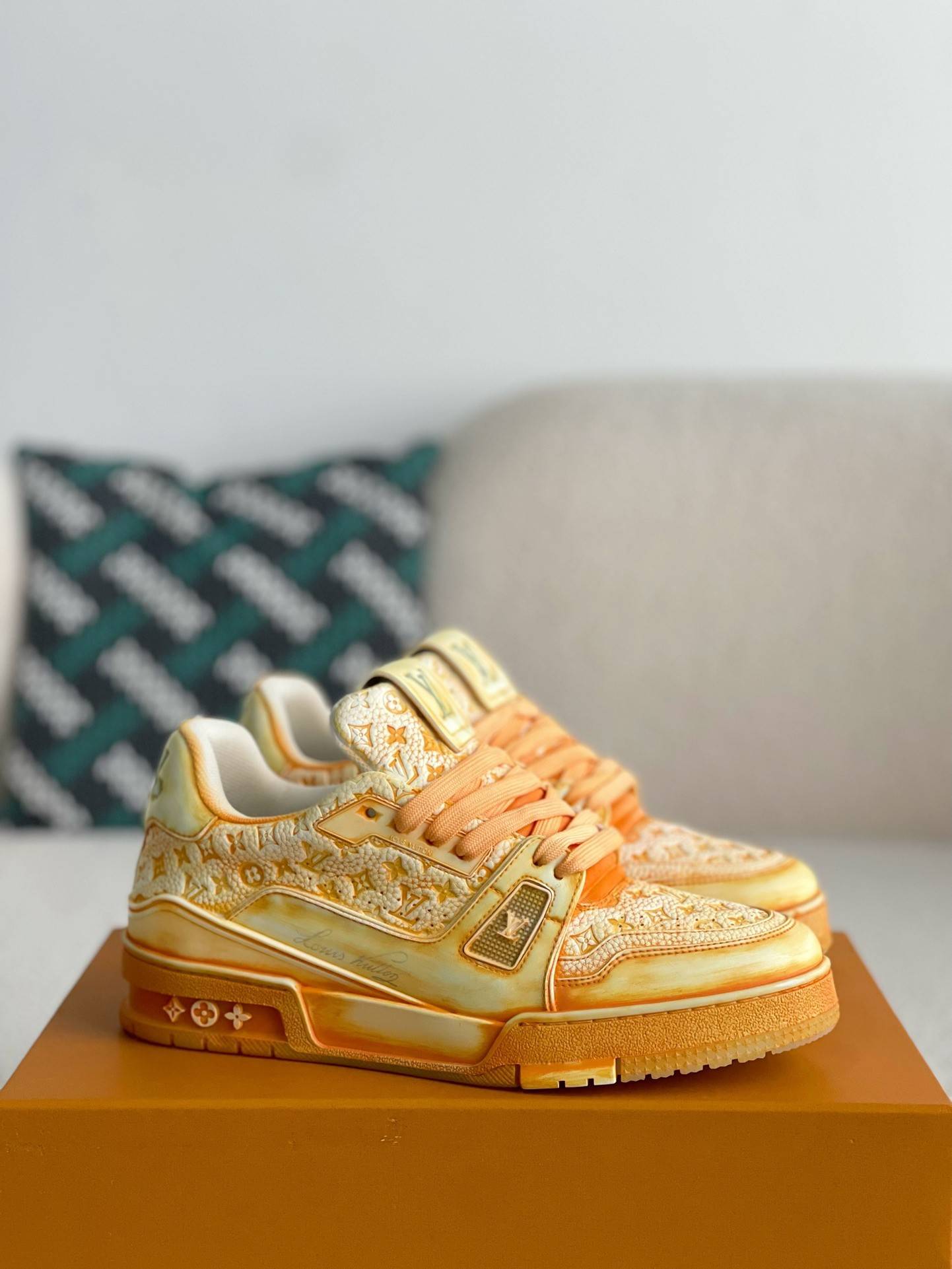 L*V SNEAKERS