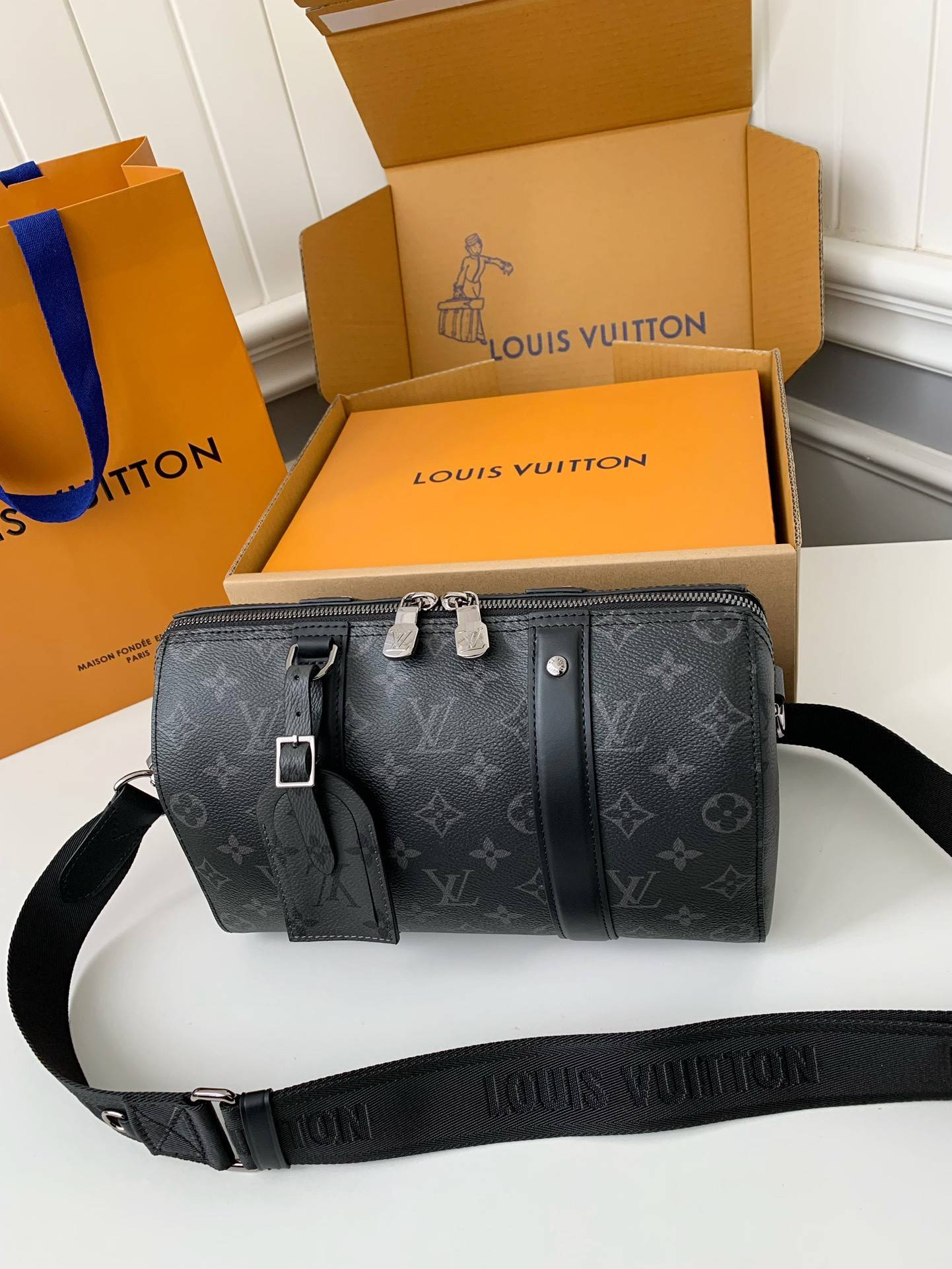 L*V CITY KEEPALL Men's Handbag M45936, Top Quality Size: 27 * 17 * 13cm