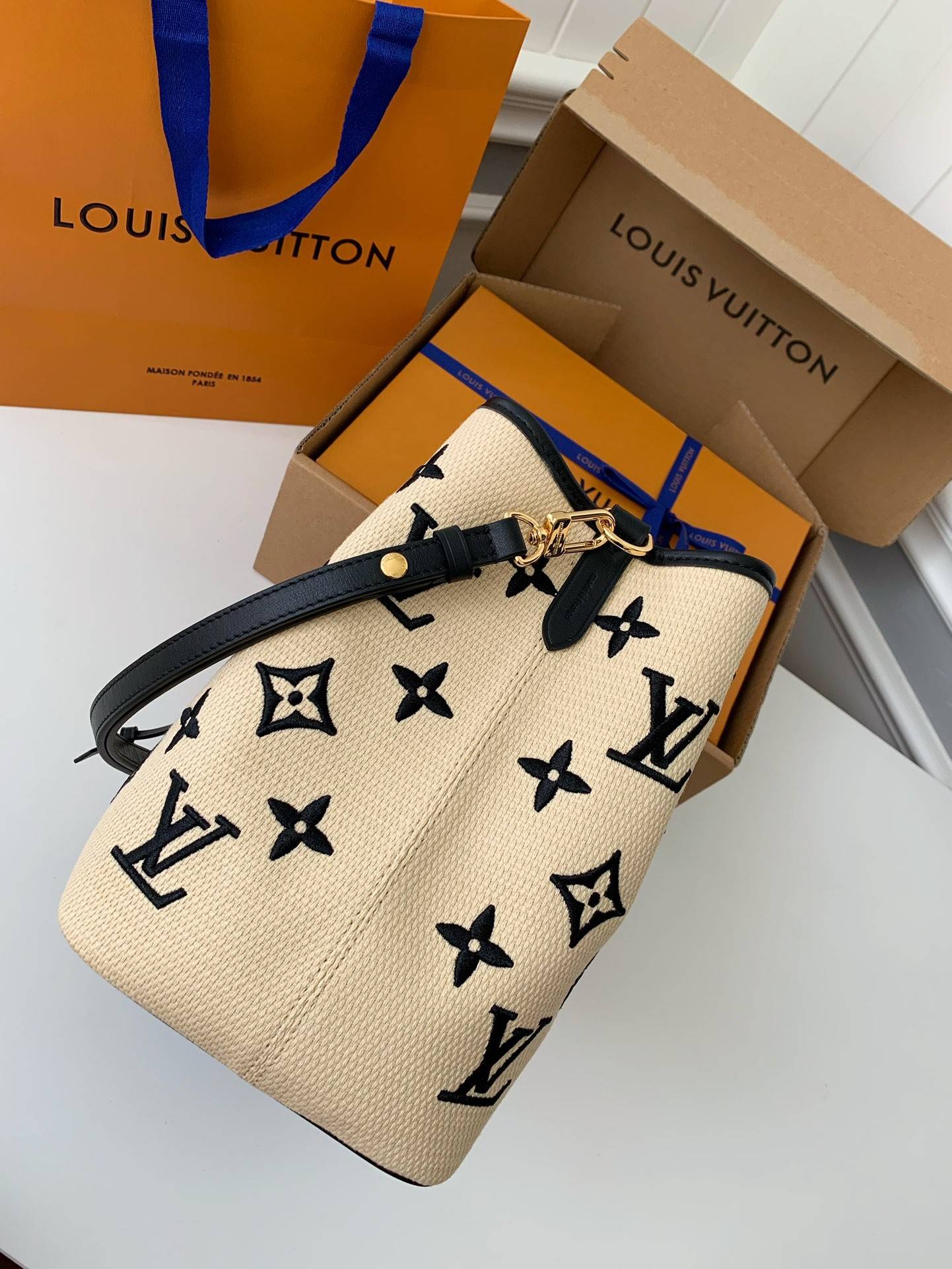 L*V's New Lafite Cotton Embroidery N é ONO é Bucket Bag M23080 Size: 26 * 26 * 17.5cm