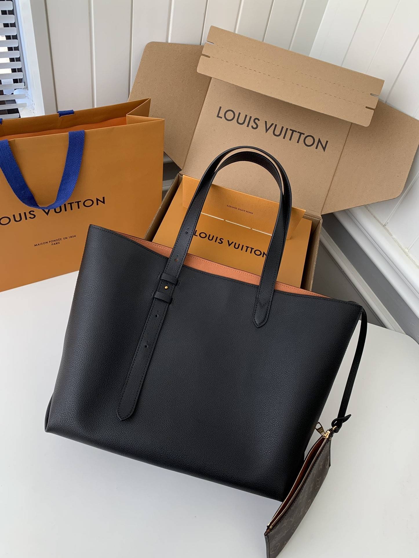 L*V Low Key Cabas Mid -number Handbag M25343 Size: 30*14*47cm
