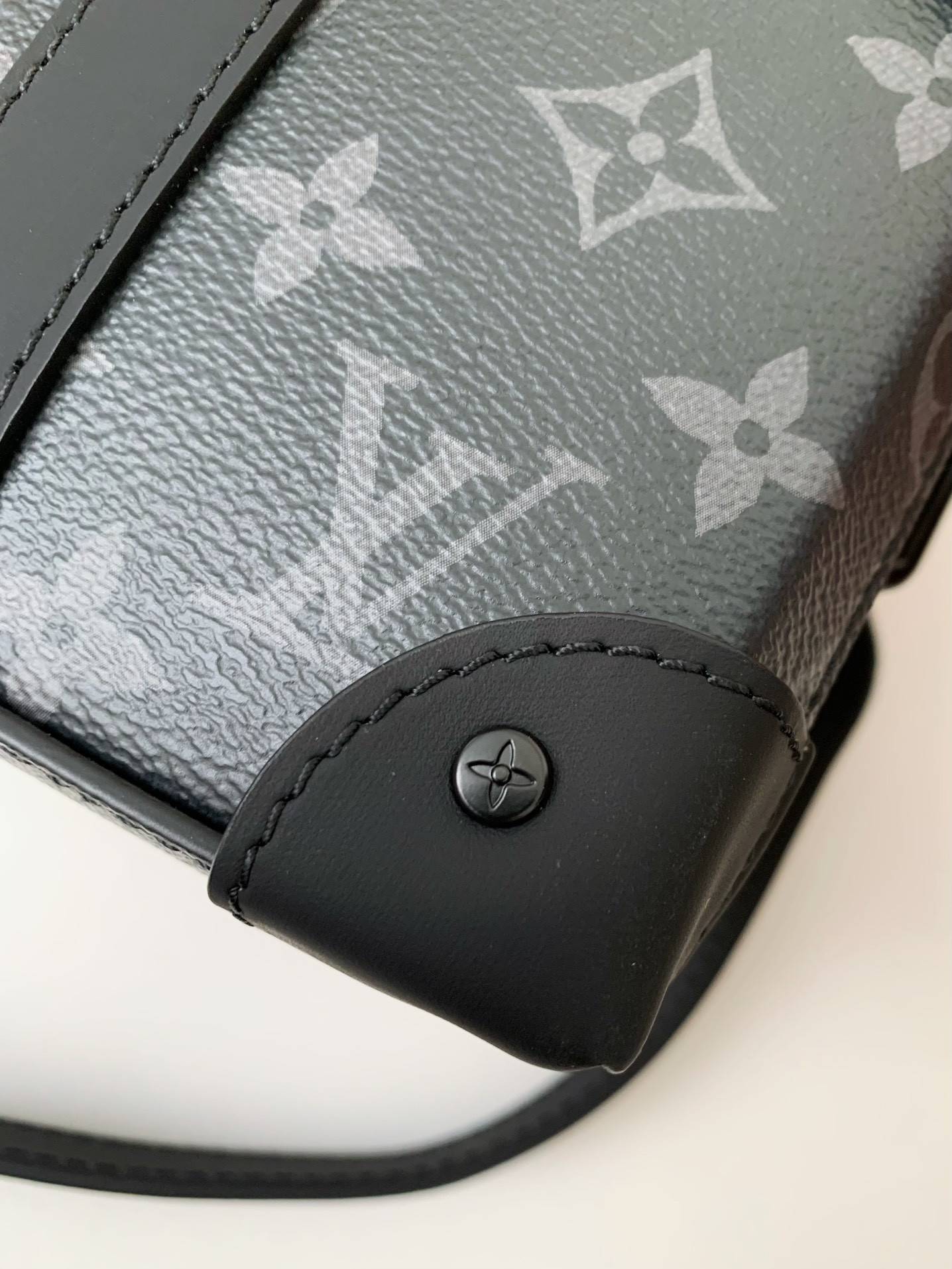L*V's new Sac Plat Horizontal Zippé men's black flower briefcase M45165 Size:  22.5*14*5cm